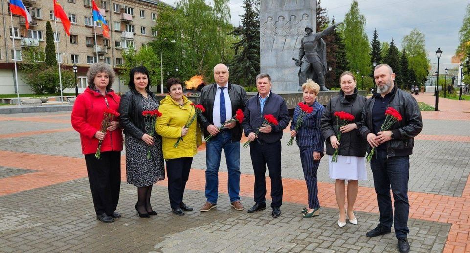Сотрудники Московского областного онкодиспансера возложили цветы к Вечному огню