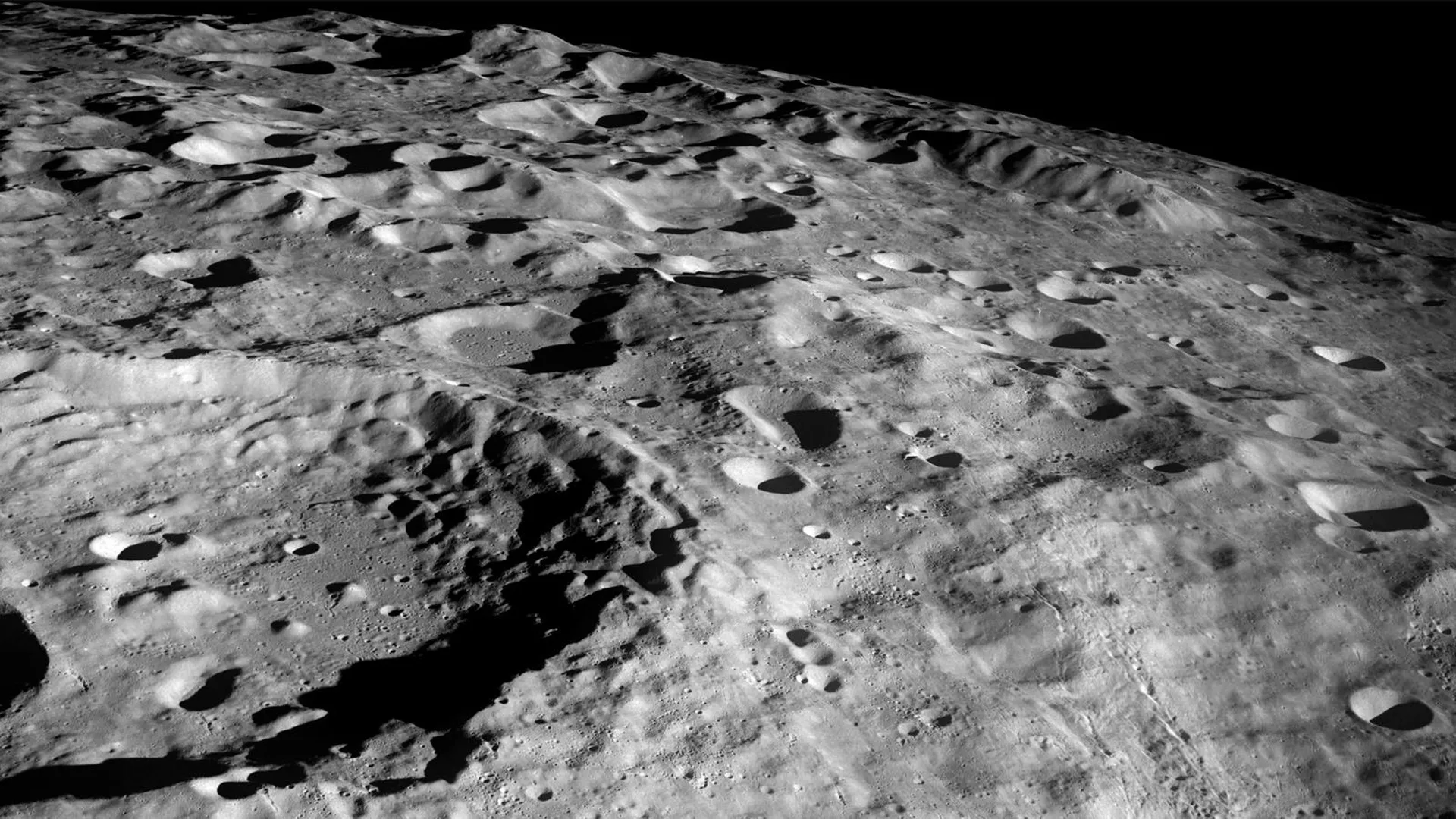 Снимок лунной поверхности с борта «Аполлона-8», декабрь 1968 года. Фото NASA