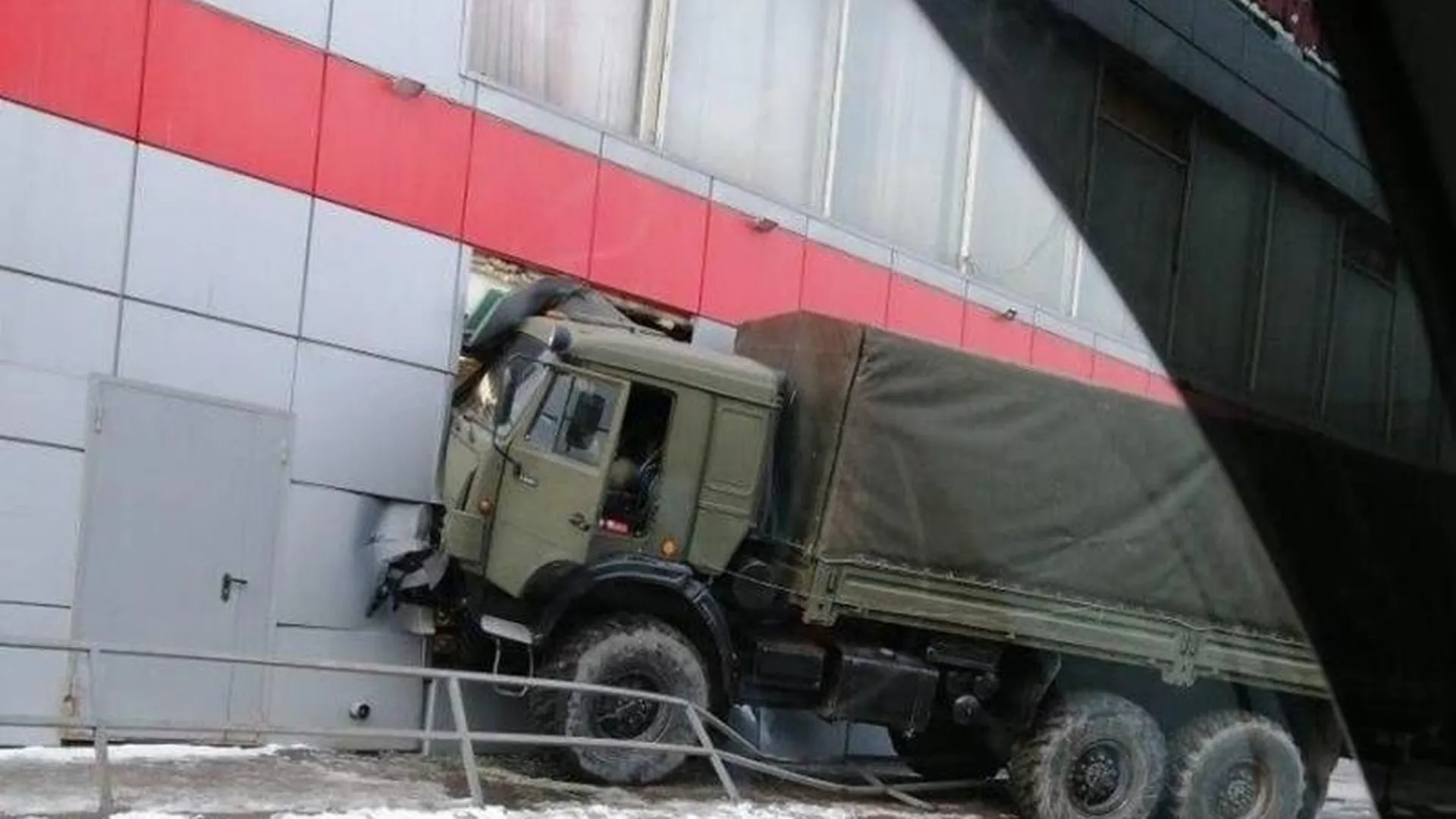 Грузовик пробил стену винно-водочного отдела супермаркета в Чехове