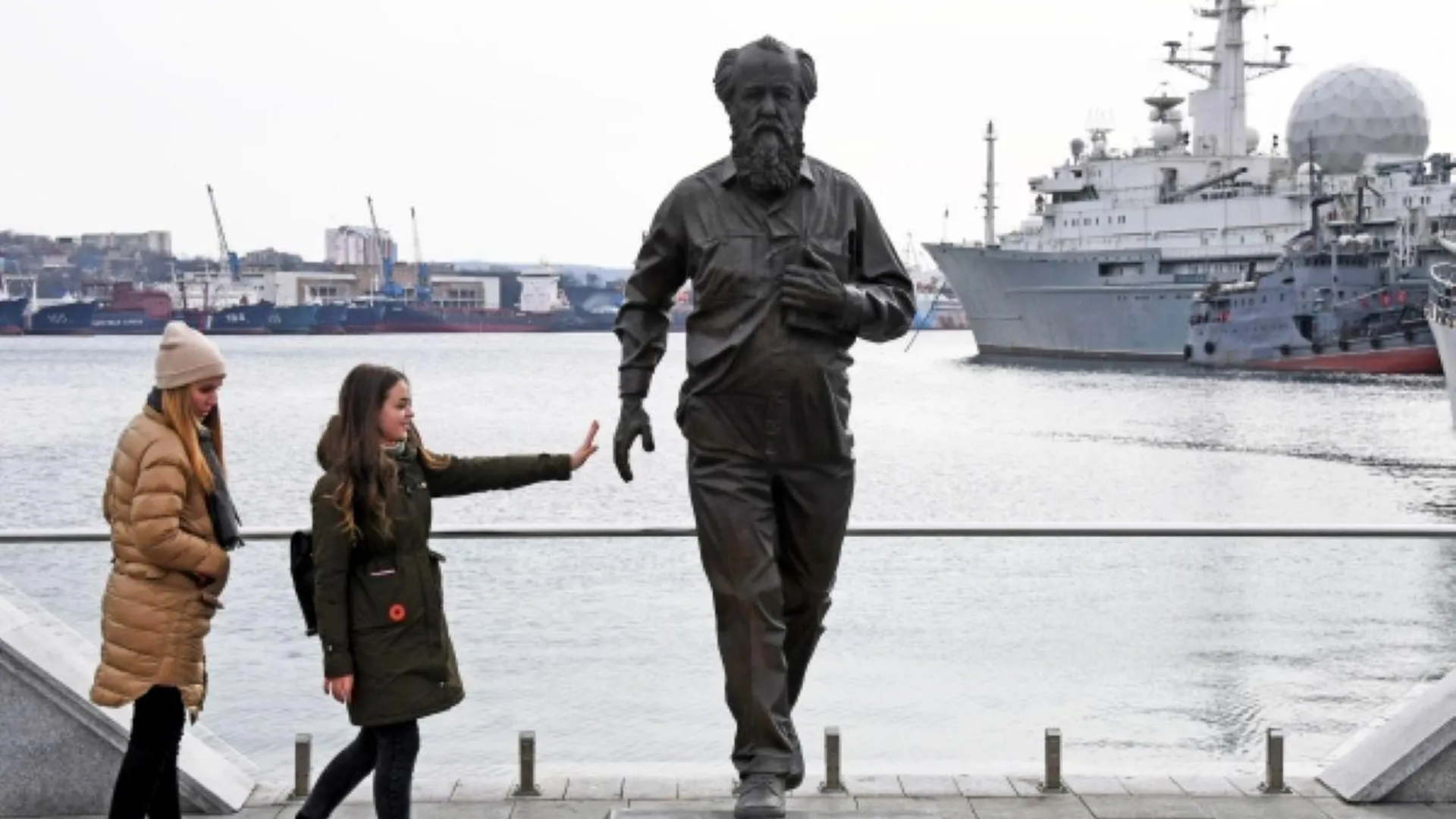 Суд во Владивостоке рассмотрит вопрос о сносе памятника Солженицыну