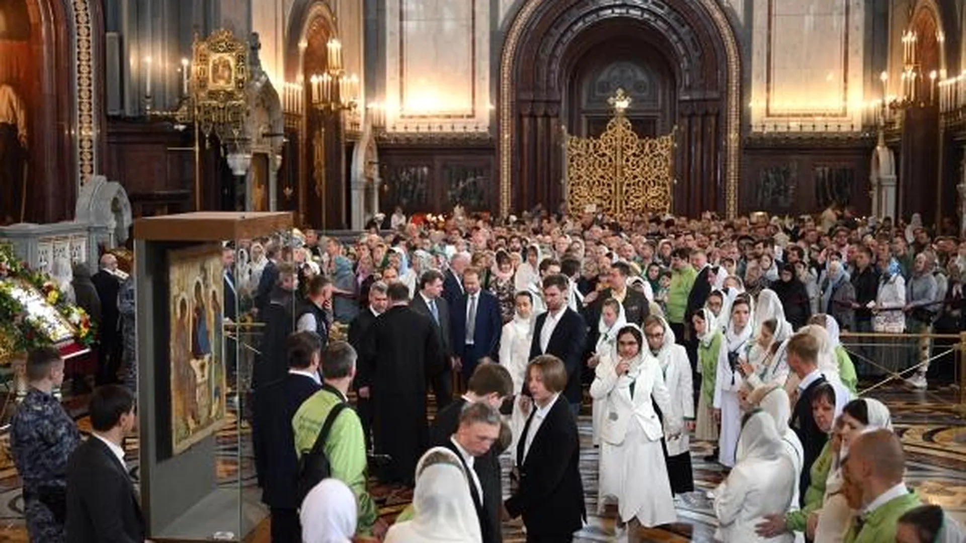 Более пяти тысяч человек пришли увидеть икону «Троица» Рублева в храм Христа Спасителя