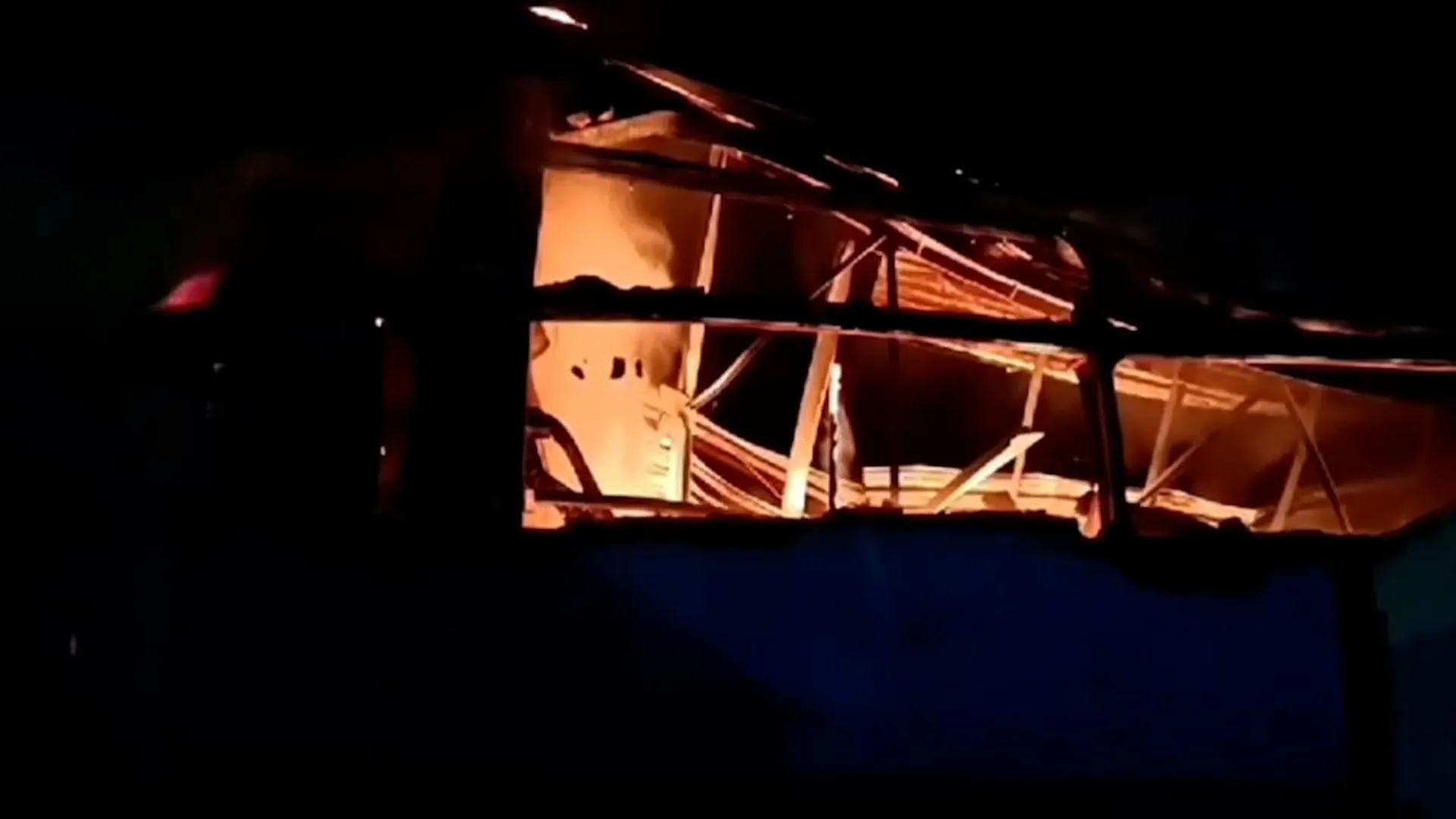 Строящийся ангар в Петропавловске-Камчатском загорелся на пяти тысячах «квадратов»