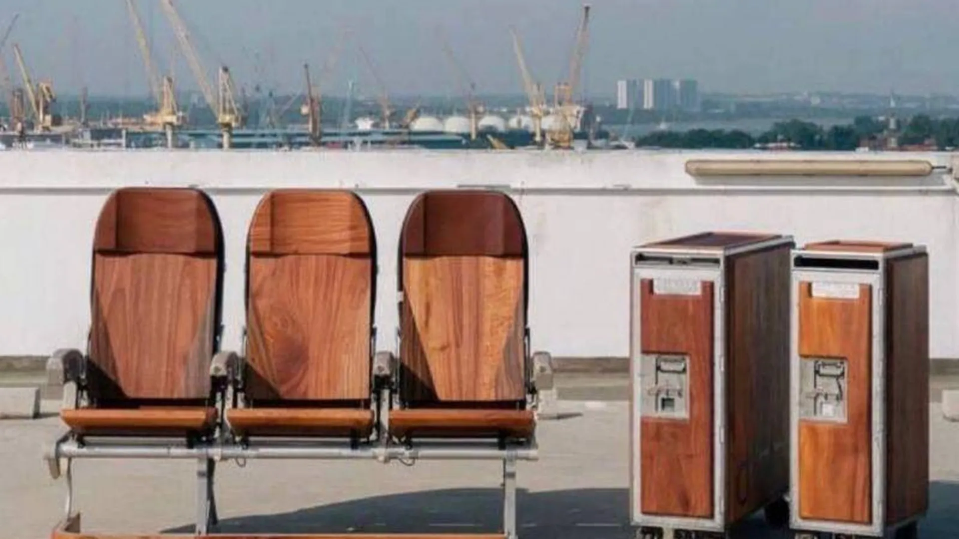 В Сингапуре сидения самолета превратили в домашний диван