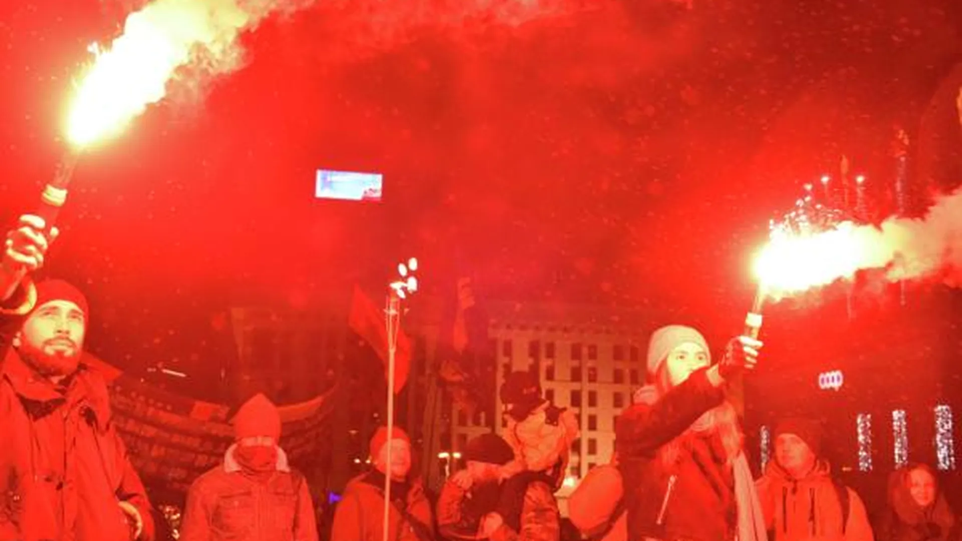 Участники ежегодного факельного шествия по случаю дня рождения Степана Бандеры в центре Киева, 1 января 2022 года