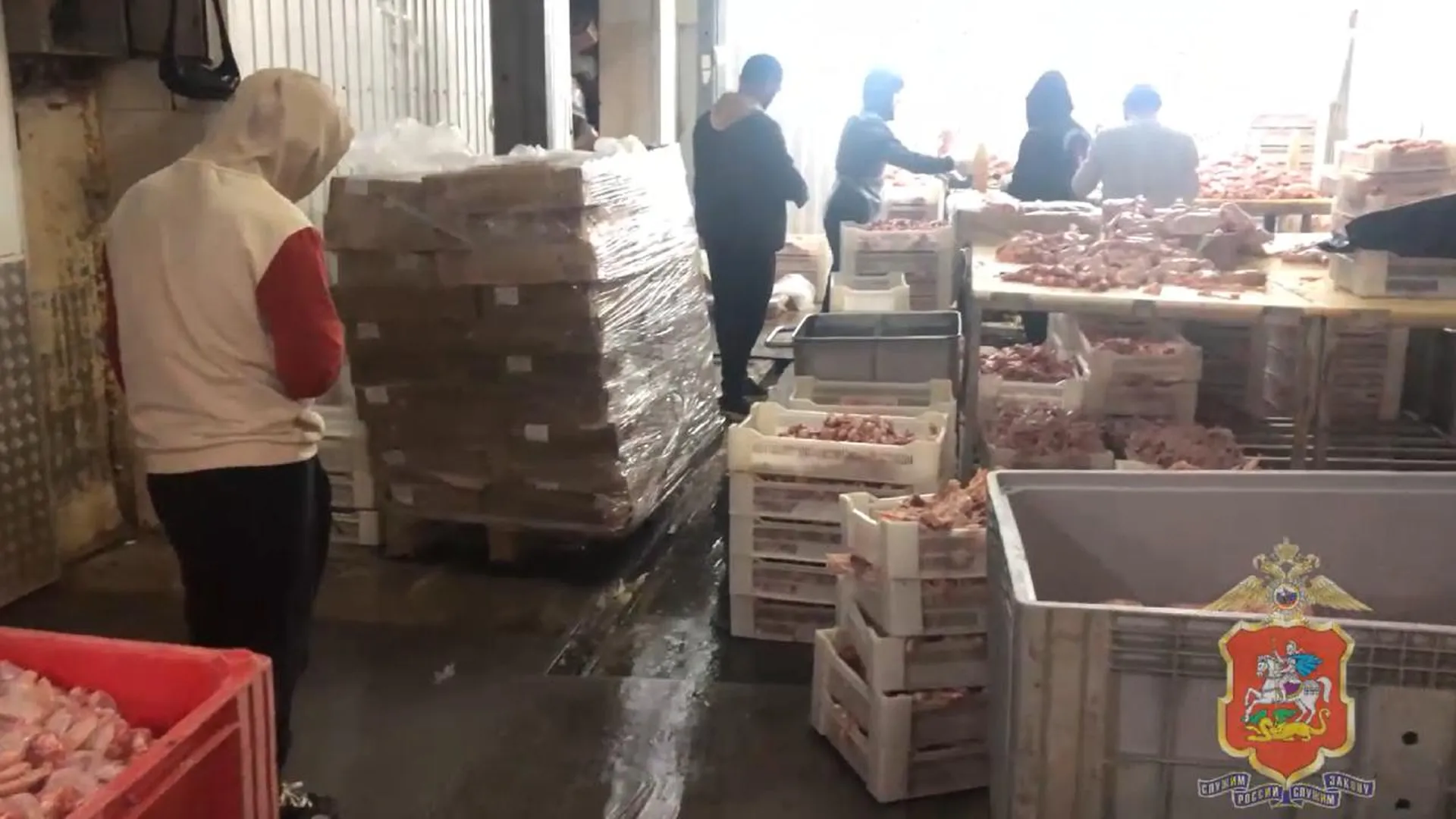Нелегальных мигрантов выявили в одном из цехов по переработке мясной продукции в Балашихе