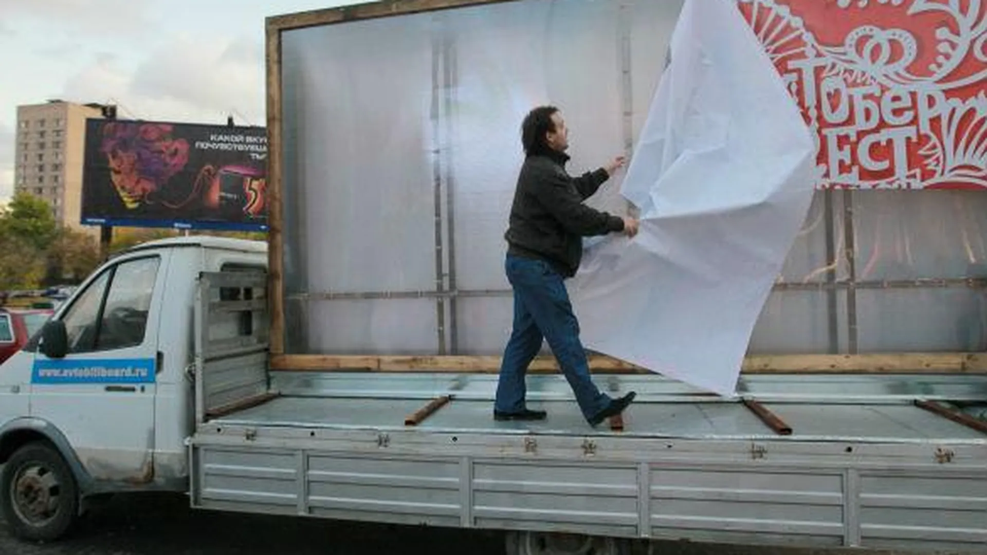 Незаконные рекламные щиты демонтировали в Поварове