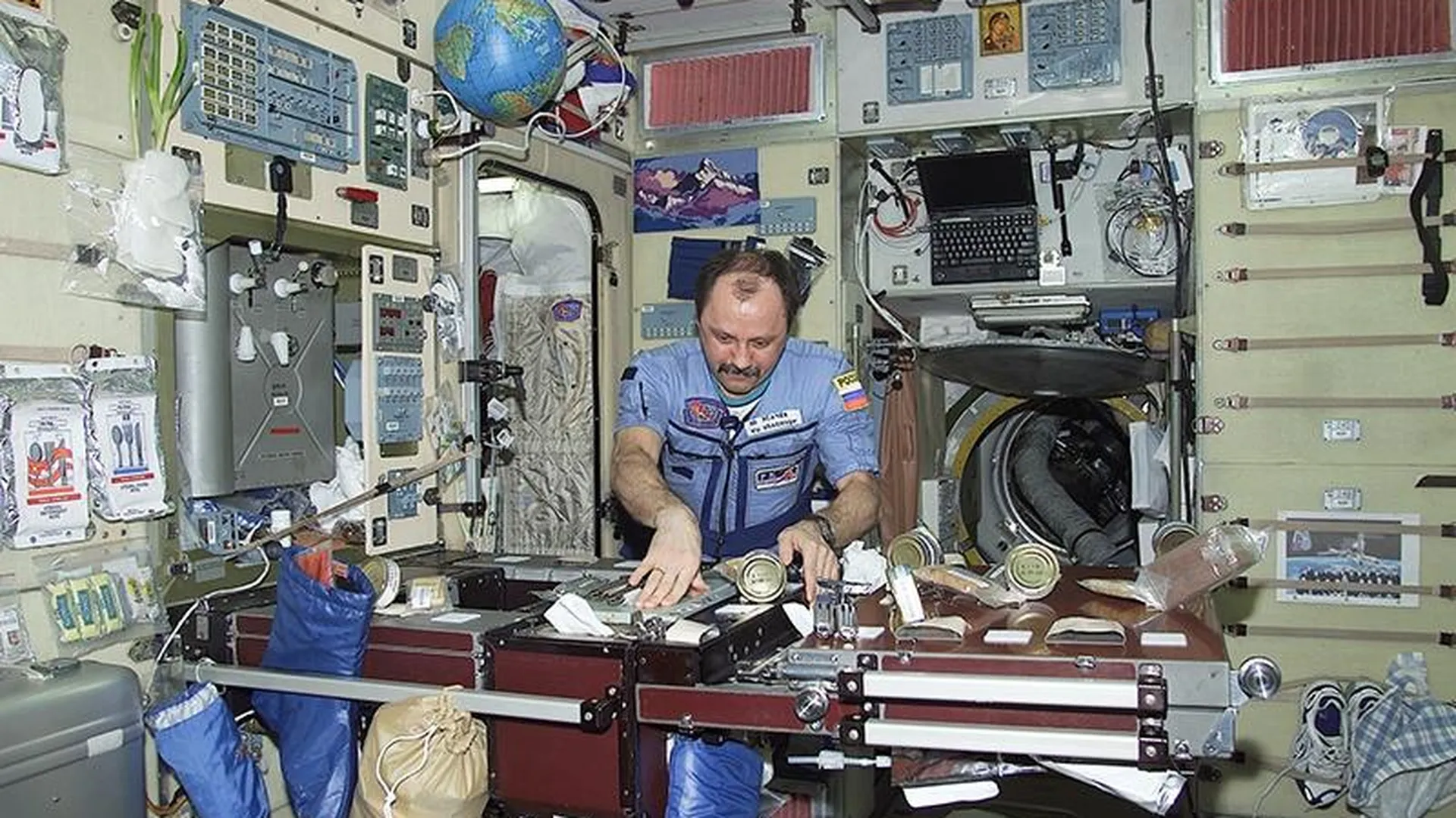 «Относиться к домашним как к членам экипажа» – космонавты из Звездного городка поделились секретами самоизоляции