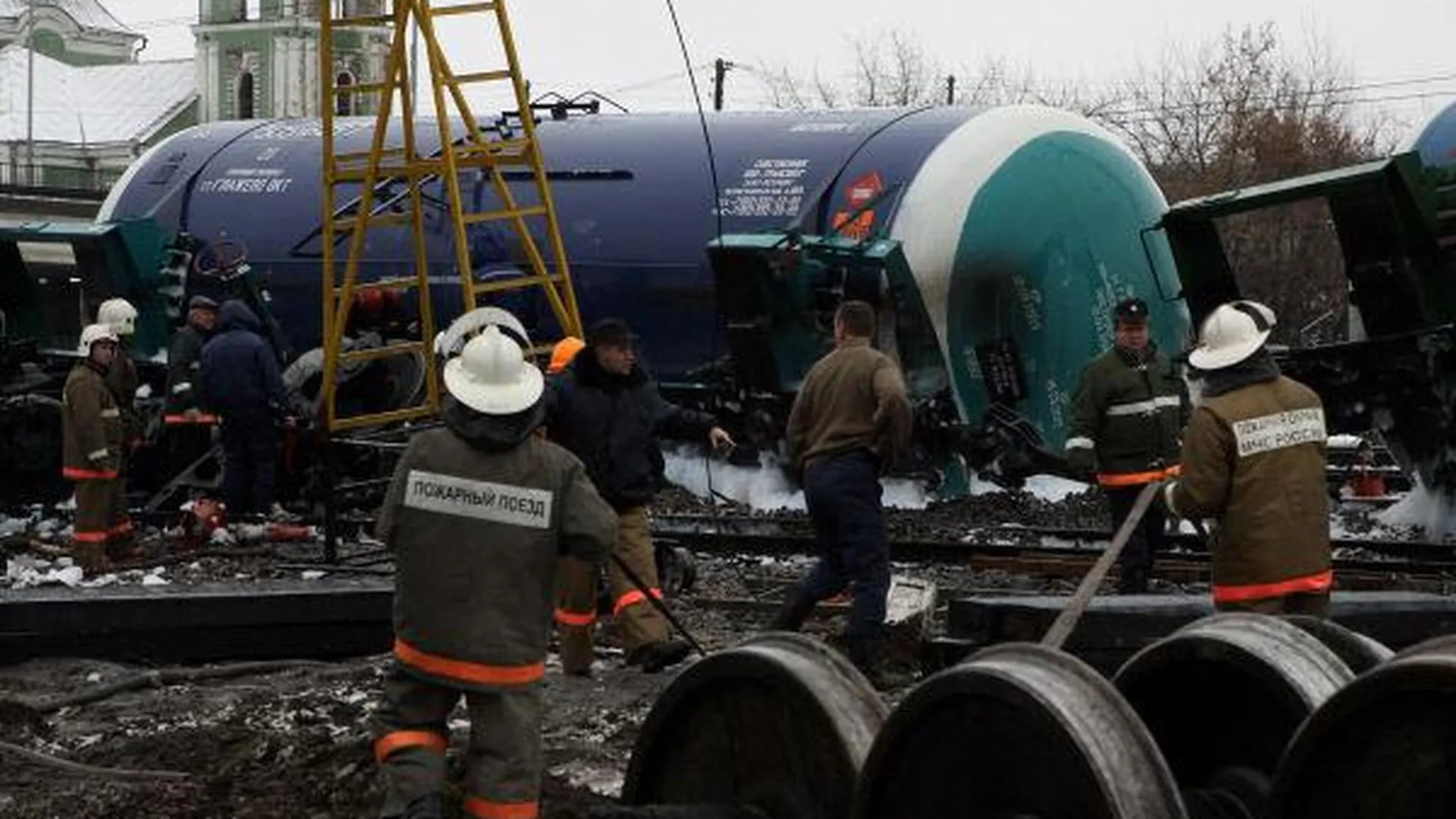 Электровоз и вагон грузового поезда сошли с рельсов в Подмосковье