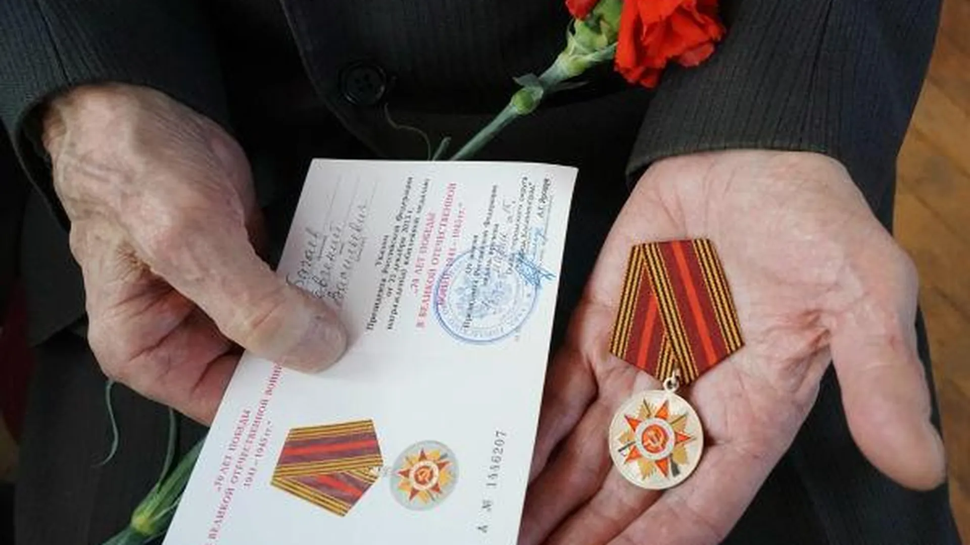 Юбилейные медали начали вручать ветеранам Ивантеевки