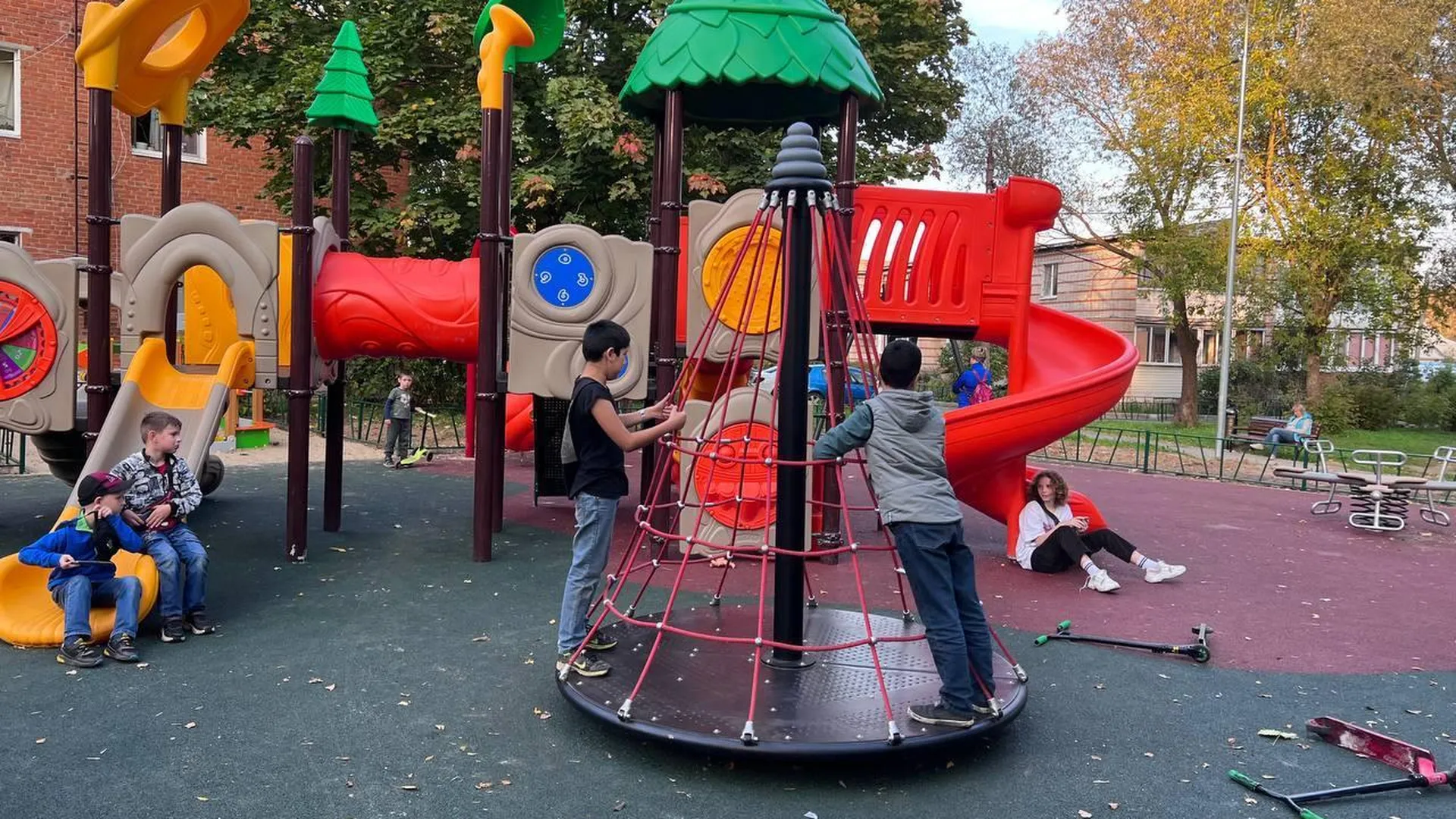 Более десяти детских площадок обновили в Чехове