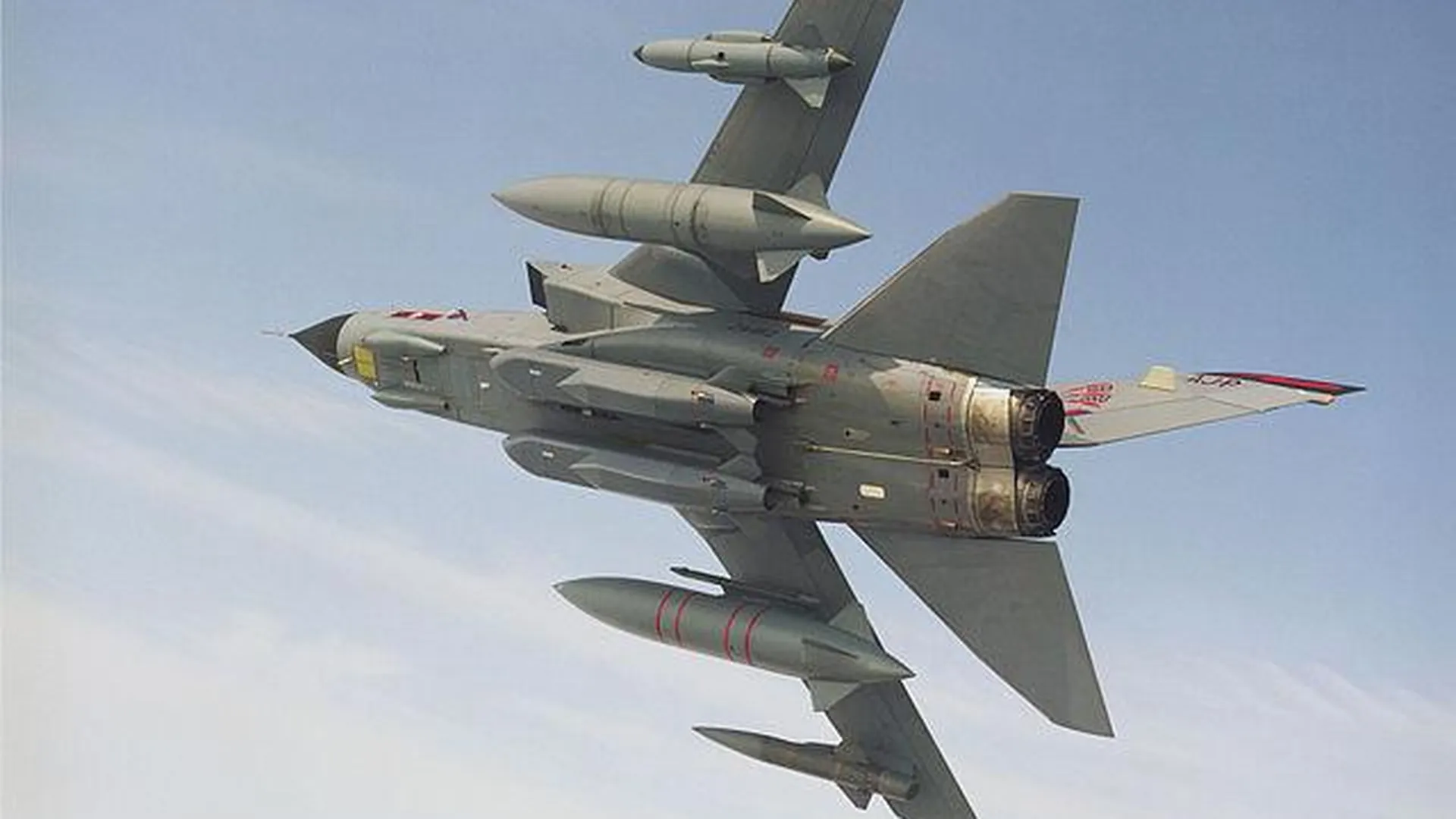 Самолет королевских ВВС Tornado GR4 из 617-й эскадрильи с крылатыми ракетами Storm Shadow