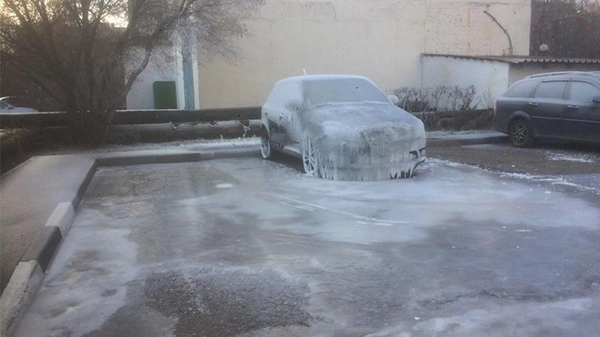 Автомобиль превратился в ледяную глыбу из-за прорыва трубы под Одинцово