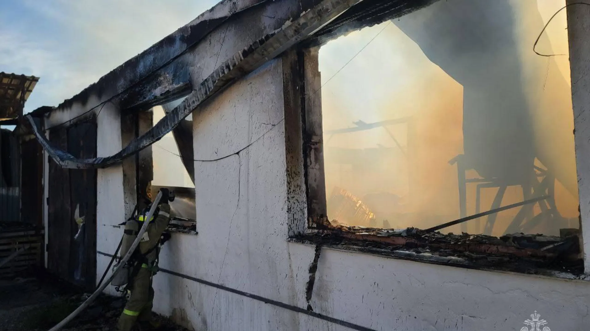 Крупный пожар произошел на складе в Крыму