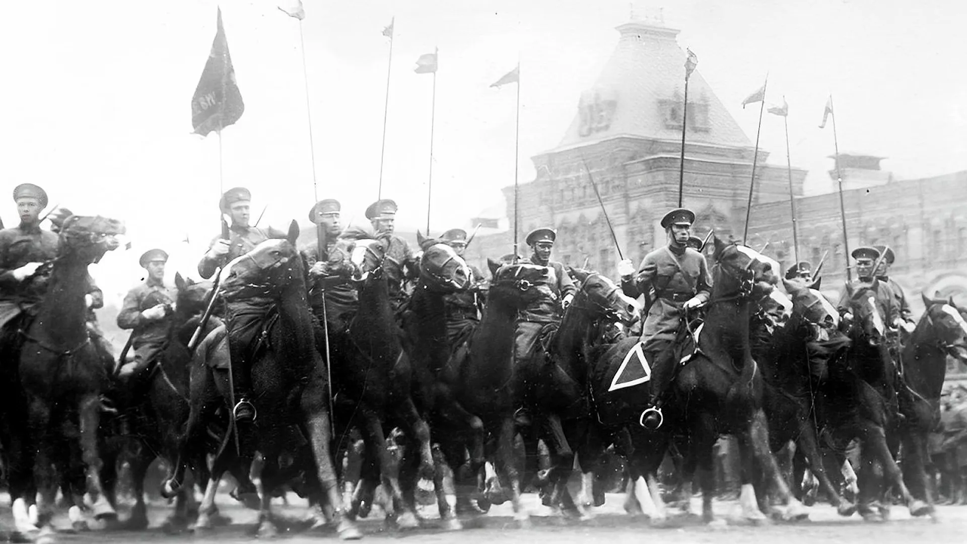 Кавалеристы Красной армии на параде в Москве. Фото: Scherl