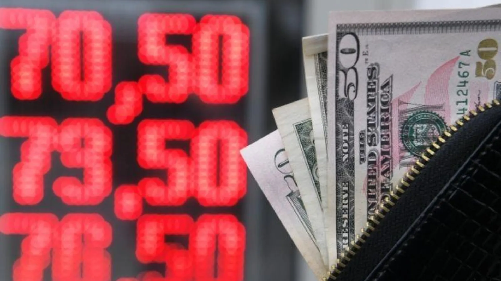 Эксперт прокомментировал повышение курса доллара, назвав его незначительным