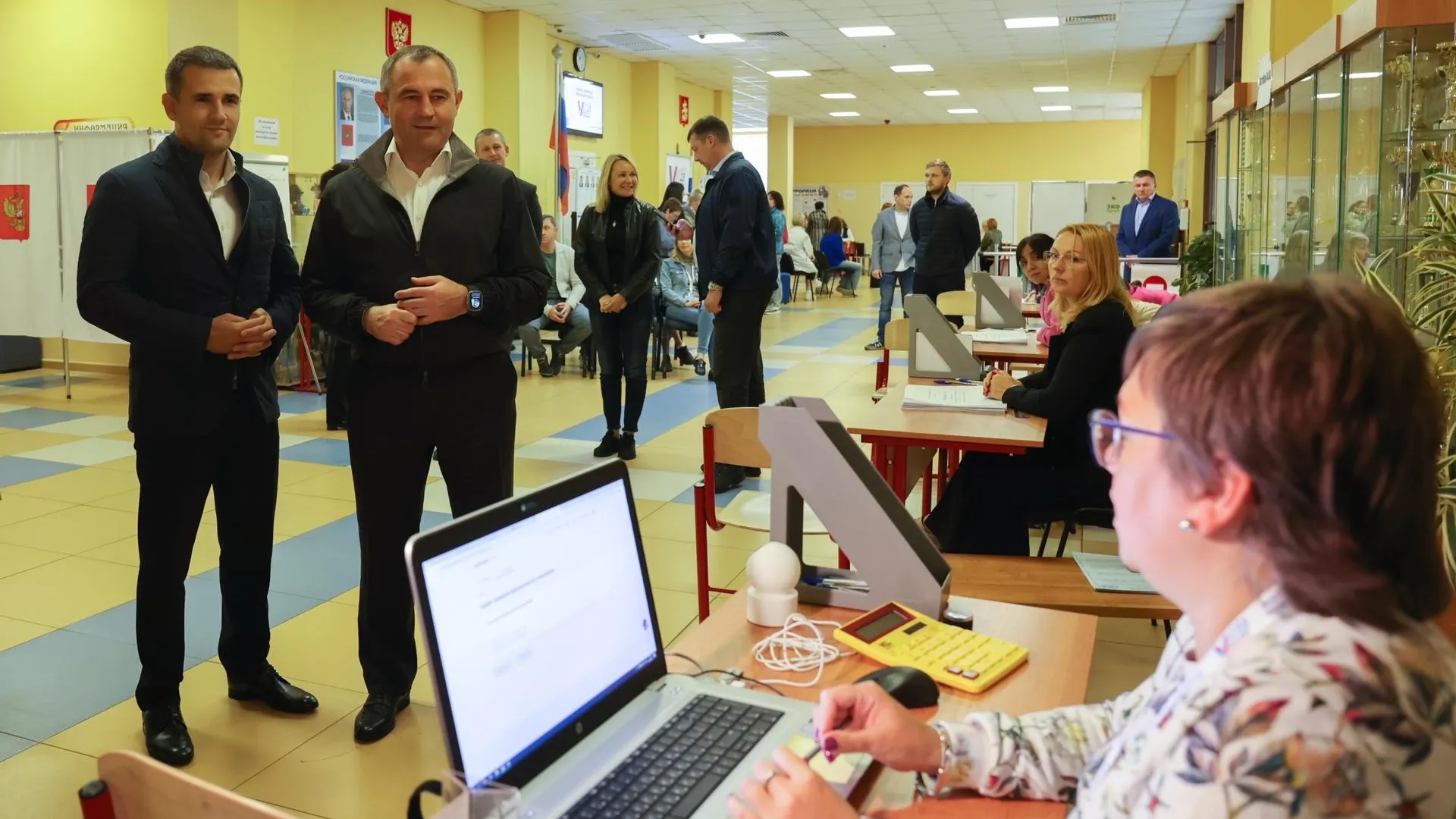 Всё работает в штатном режиме: председатель Московской областной Думы проверил избирательные участки в Реутове