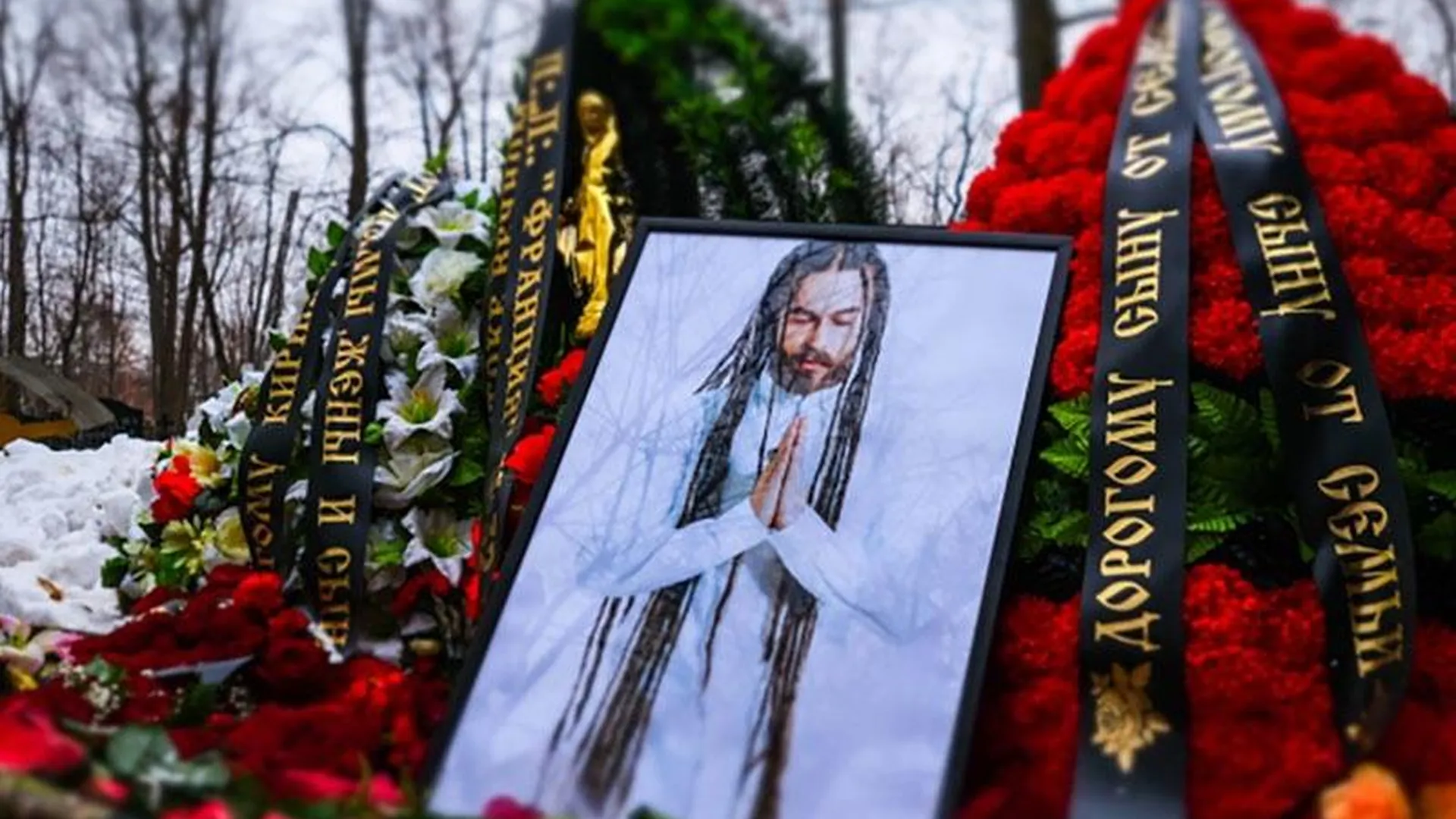 Фанаты восстановят сгоревшую могилу Децла на Пятницком кладбище