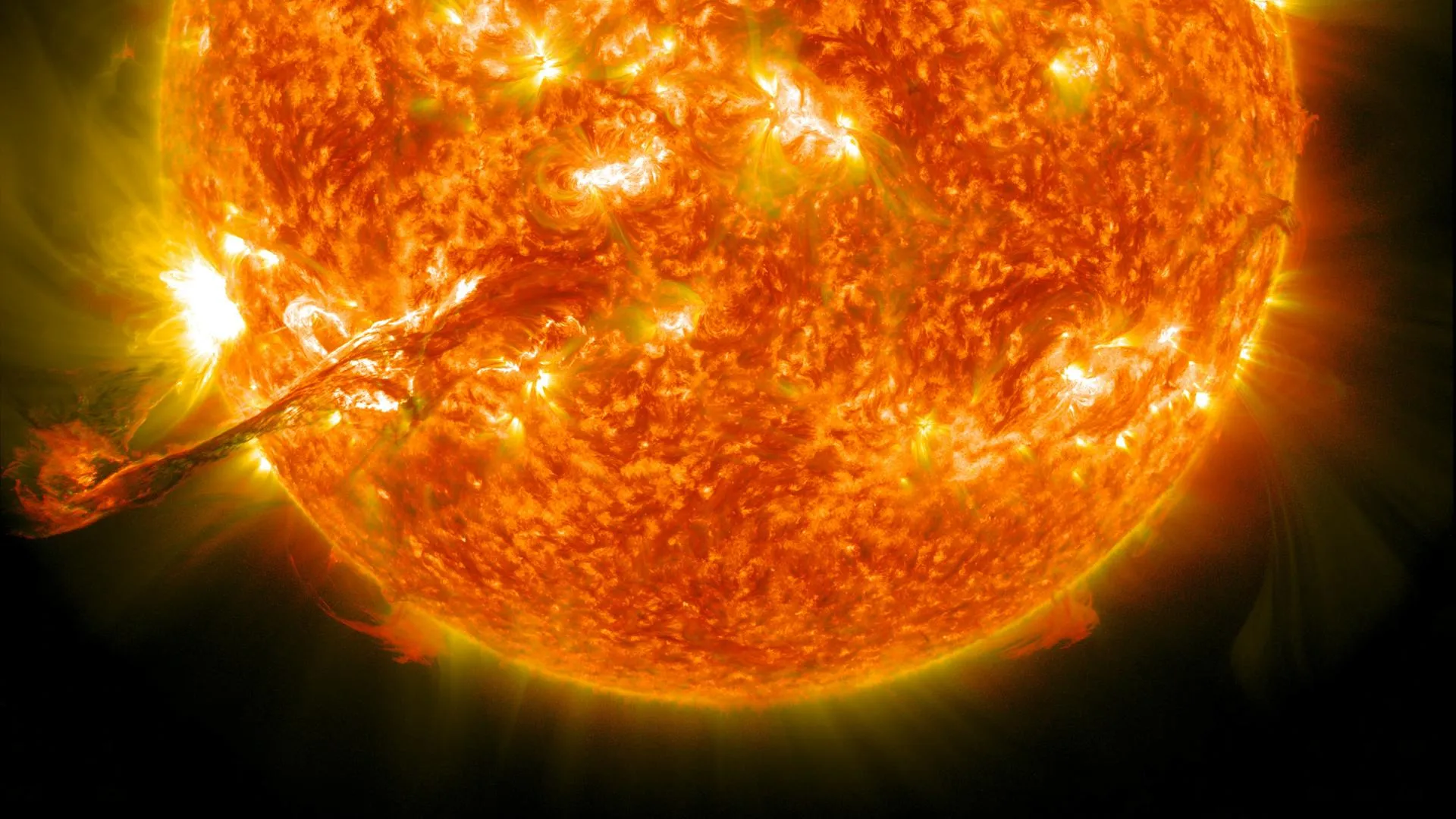 Мощная вспышка произошла на Солнце, есть риск попадания облаков плазмы на Землю