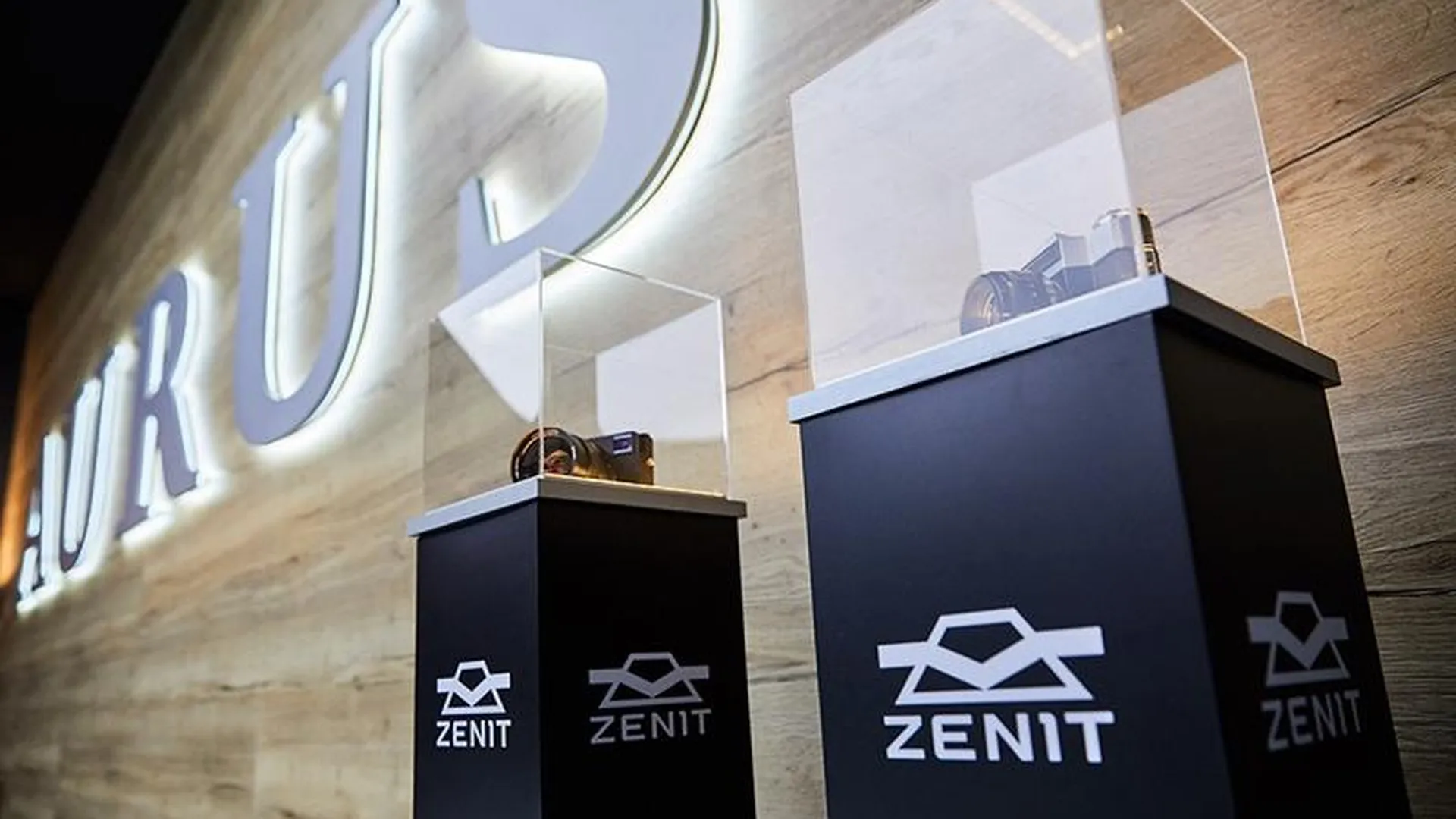 Легенда с новым объективом: фотоаппарат «Зенит-М» оценили на выставке в Женеве