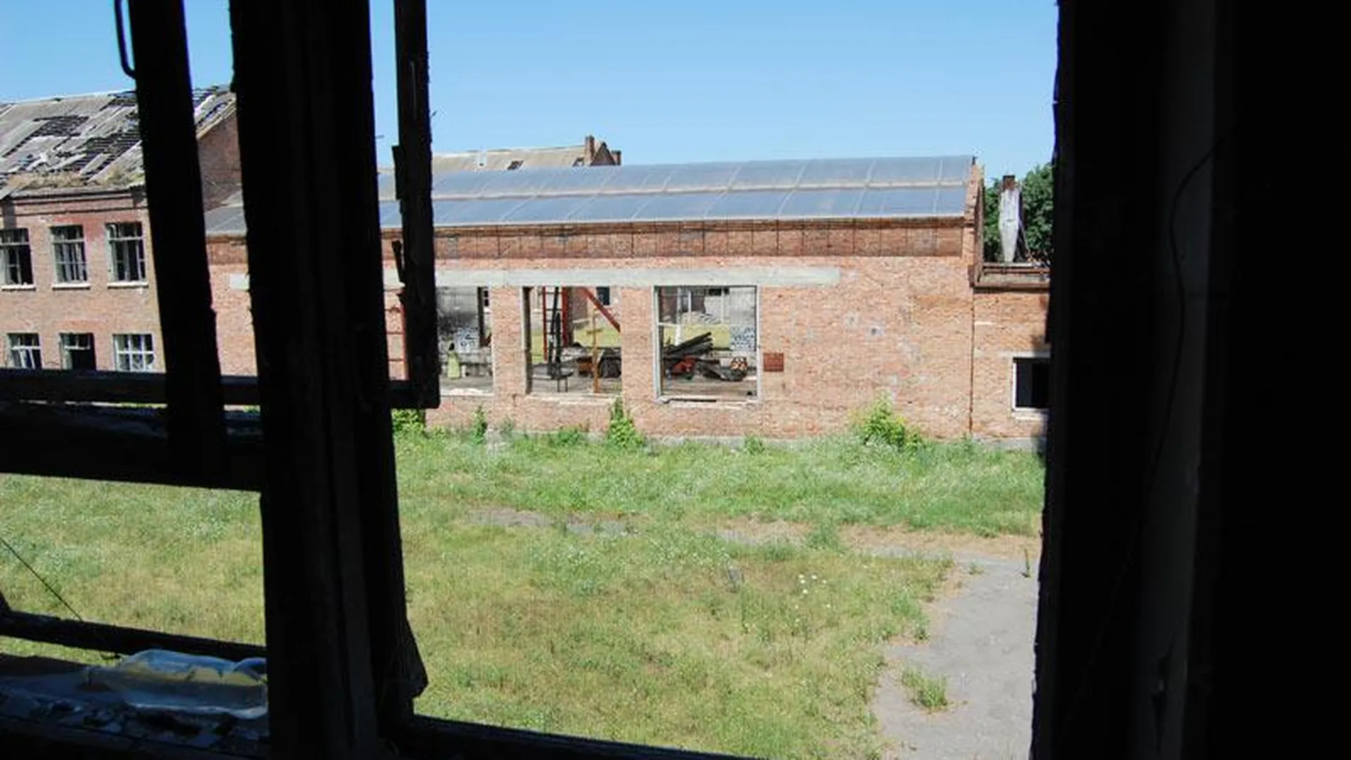 Вид из окна мастерских, откуда боевики вели огонь по залу