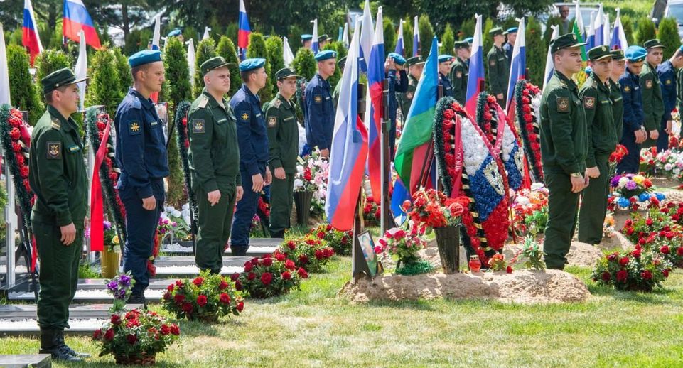 Жители Истры почтили память ветеранов боевых действий на Аллее Славы