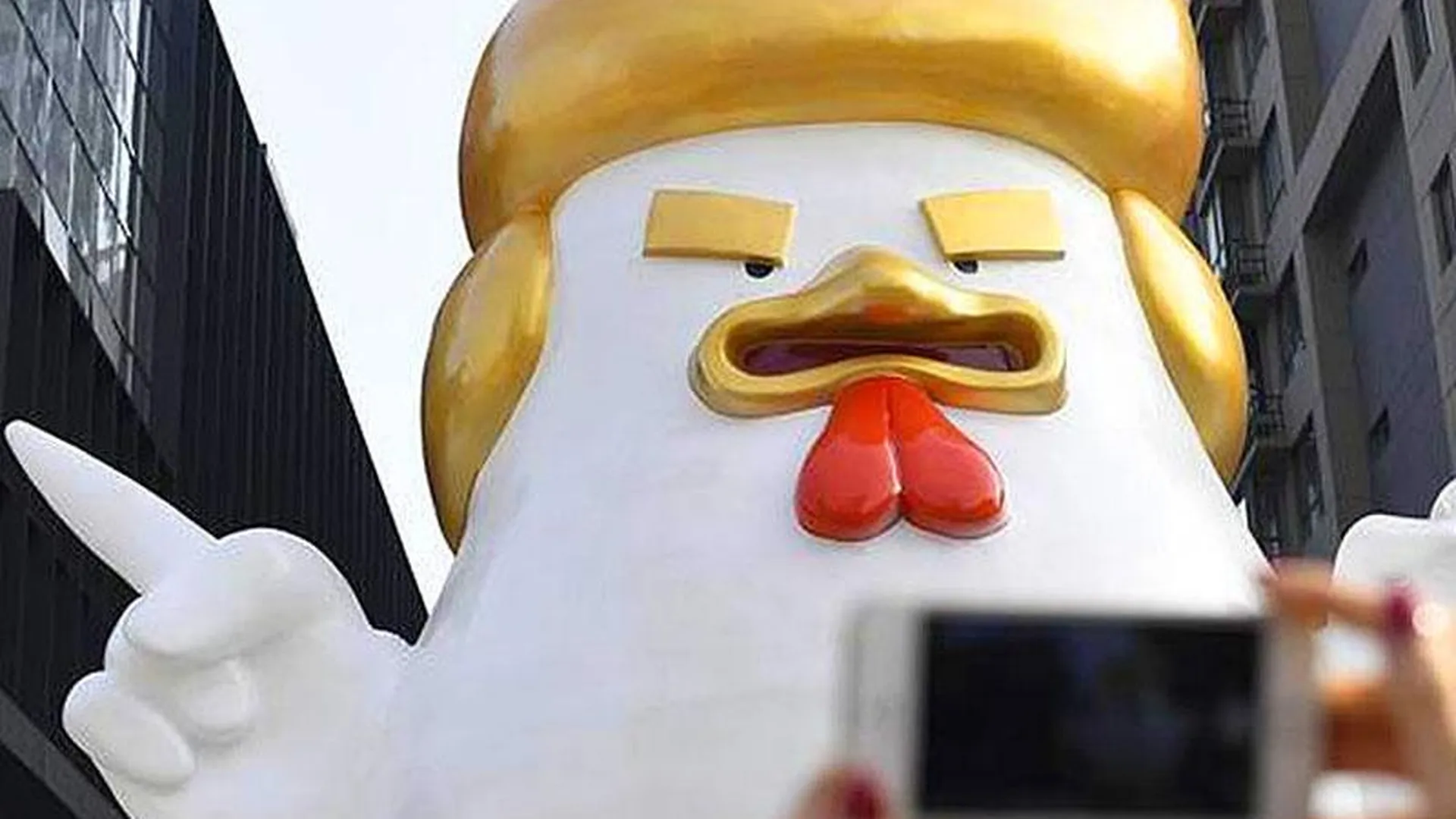 В китайском городе поставили скульптуру петуха, похожую на Трампа