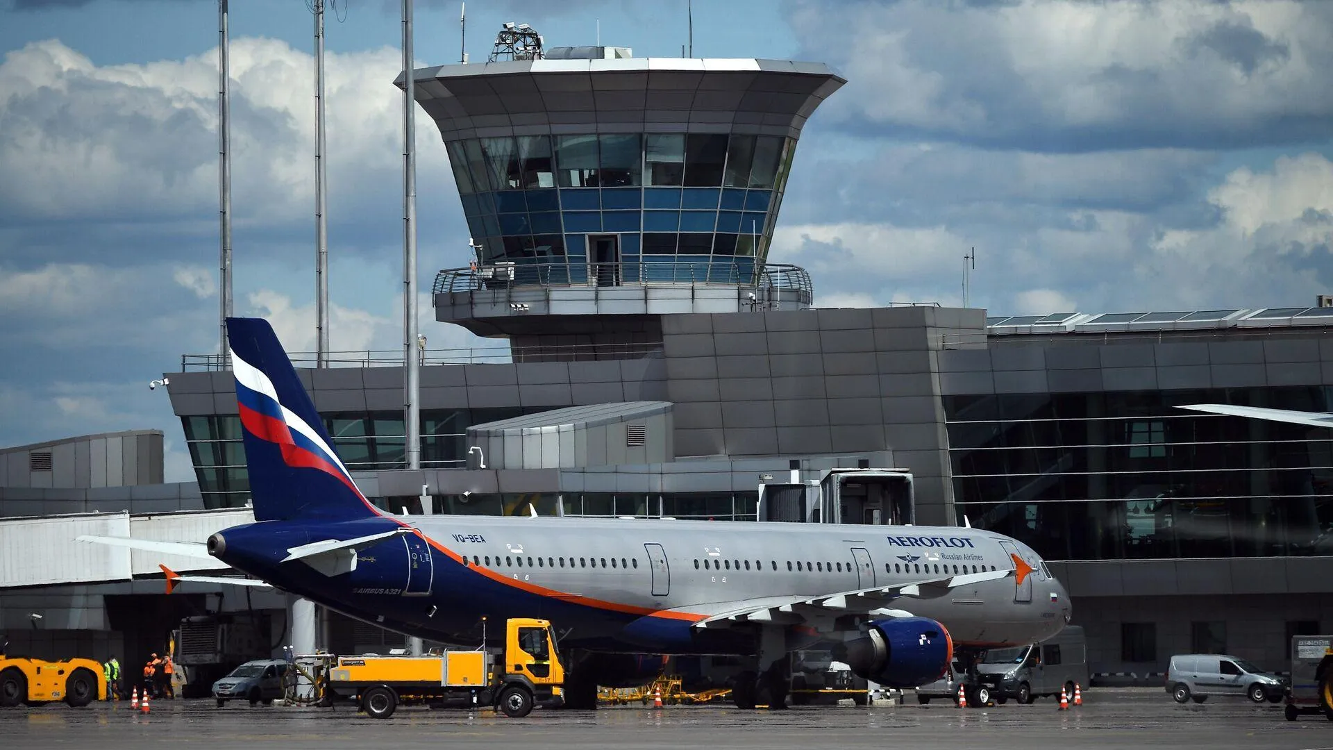 Летевший из Москвы в Волгоград самолет сел в Самаре из-за непогоды