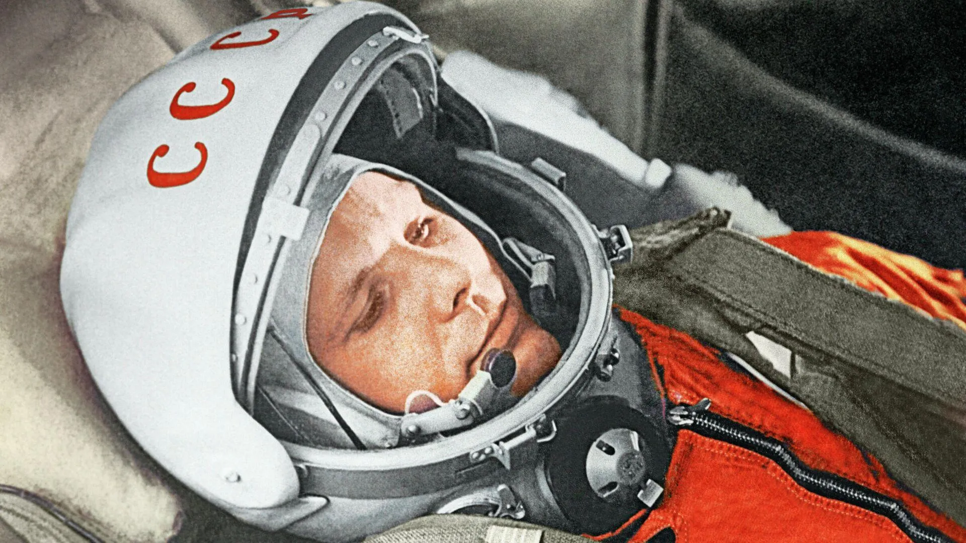 Фейк: надпись «СССР» на шлеме Гагарина начали стирать на фотографиях