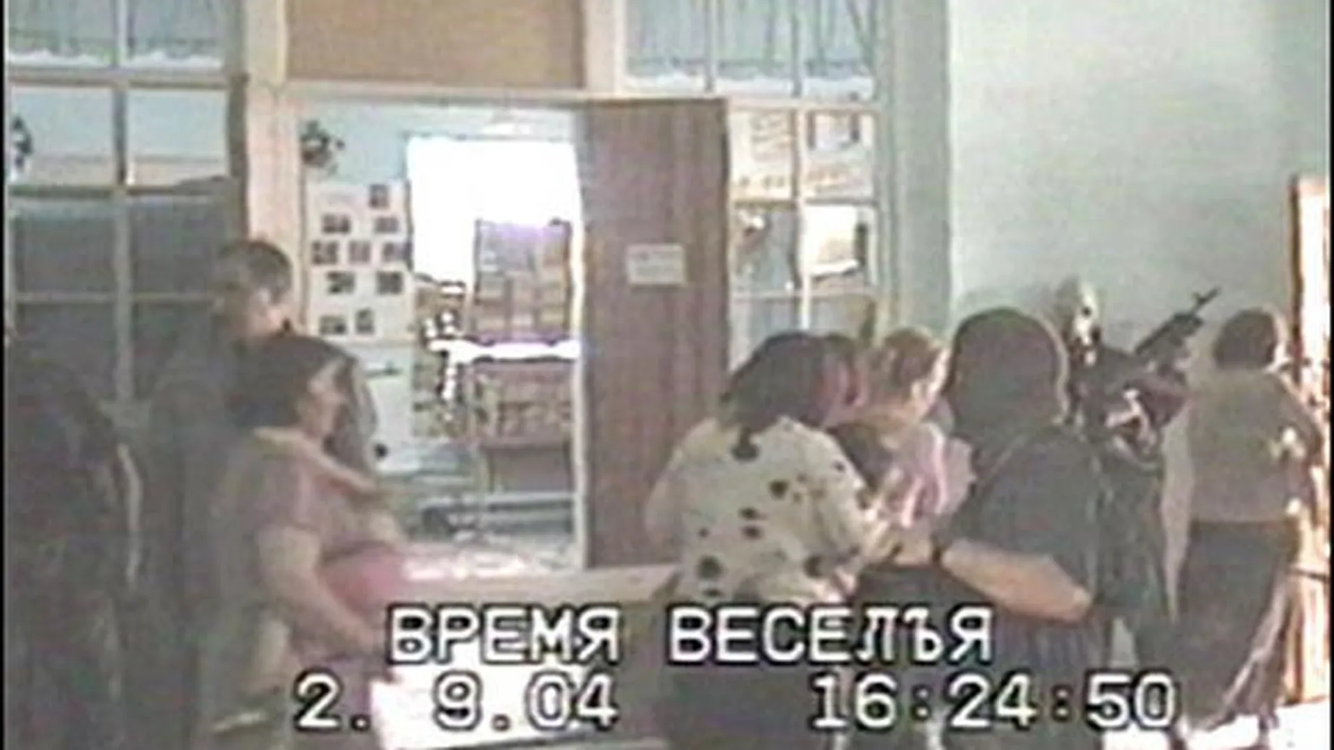 Заложницы с грудными детьми покидают здание школы 2 сентября 2004. После напряженных переговоров с террористами Руслану Аушеву (второй слева) удалось добиться освобождения 24 человек