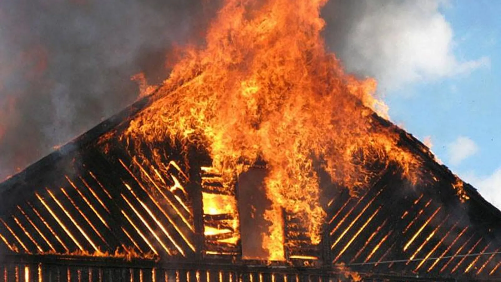 При пожаре в частном доме в Истре погиб человек