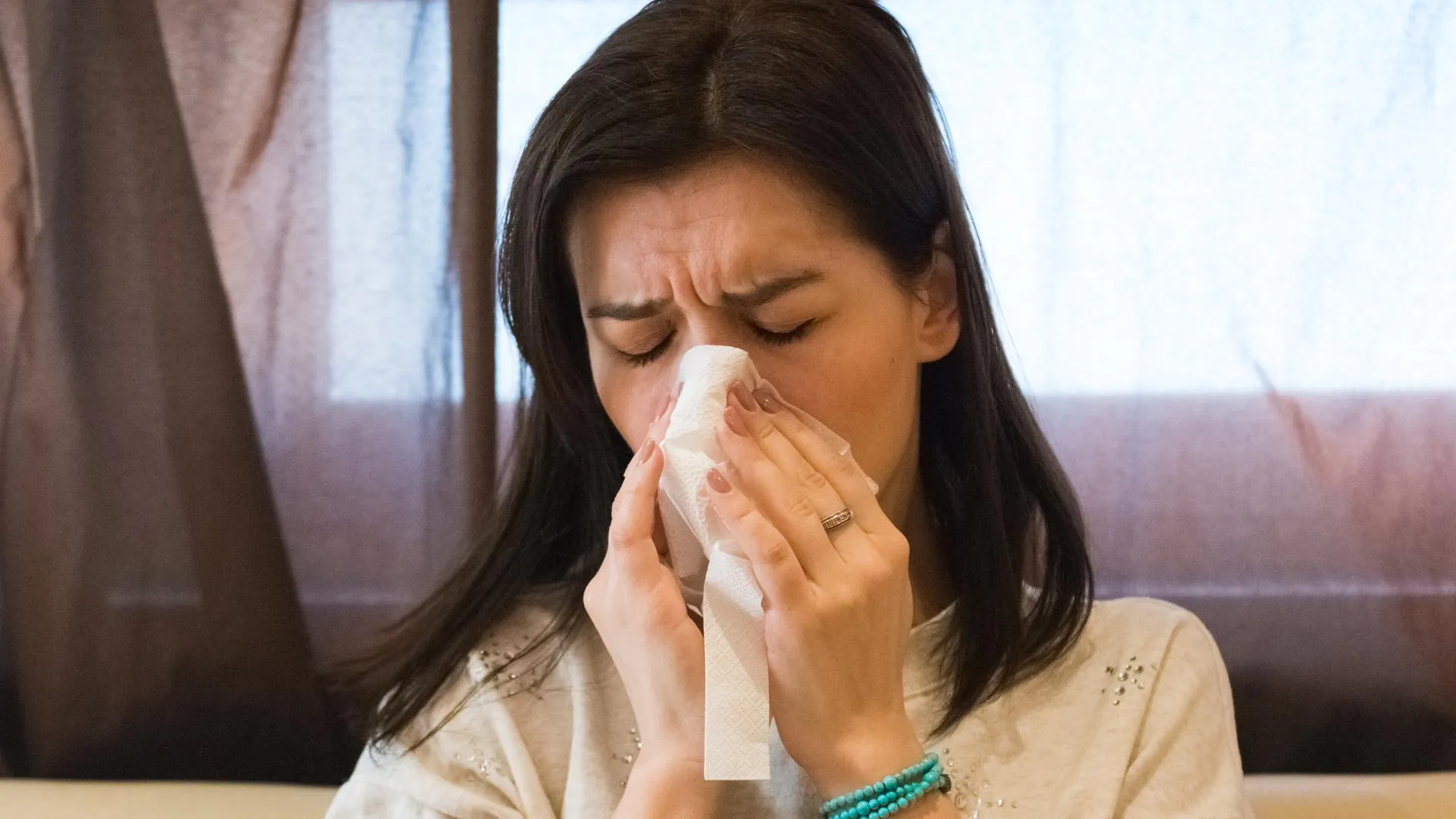 Аллерголог Котова пояснила нежелательность применения сосудосуживающих капель в нос при аллергии