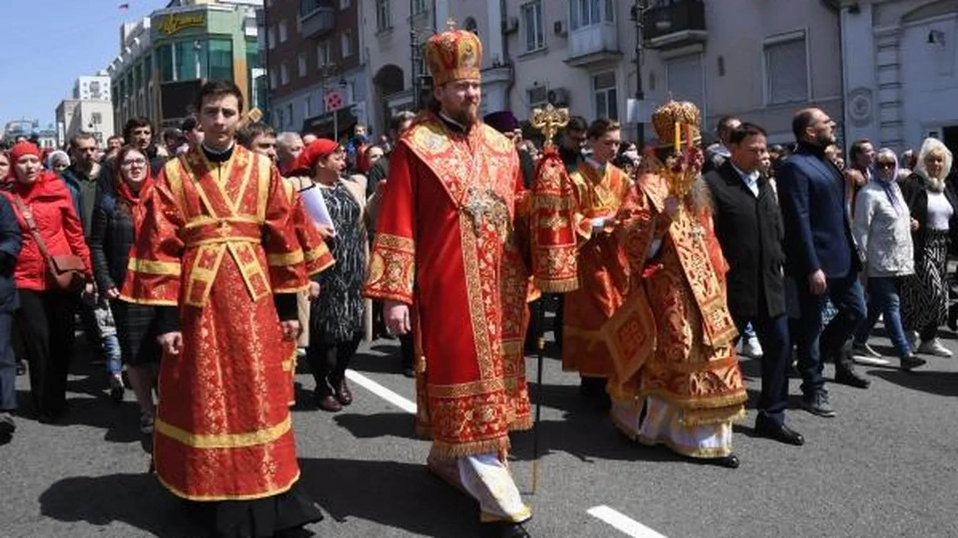 Священнослужители во время пасхального крестного хода во Владивостоке.