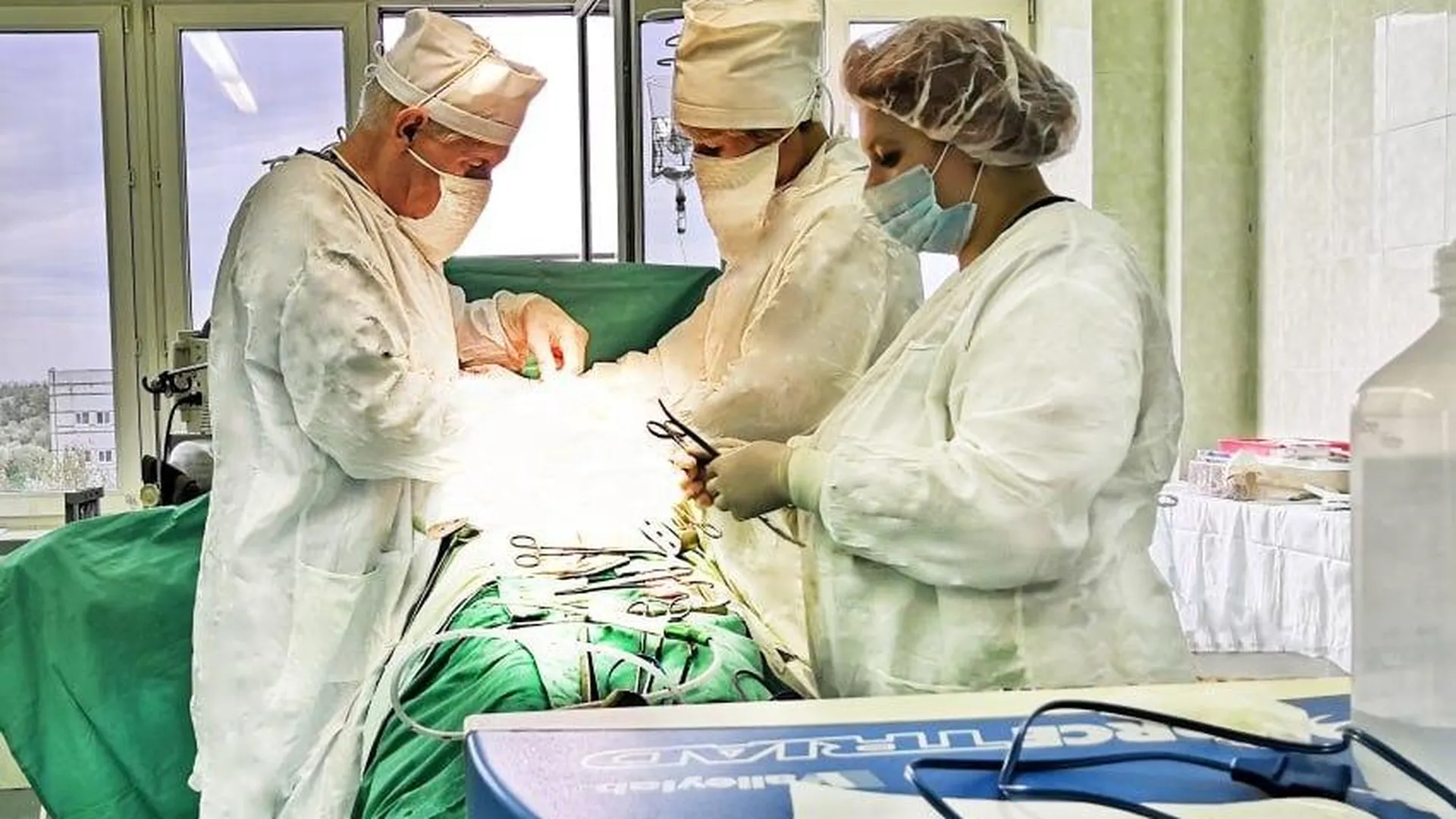 В подмосковном Раменском врачи спасли раненого в шею мужчину