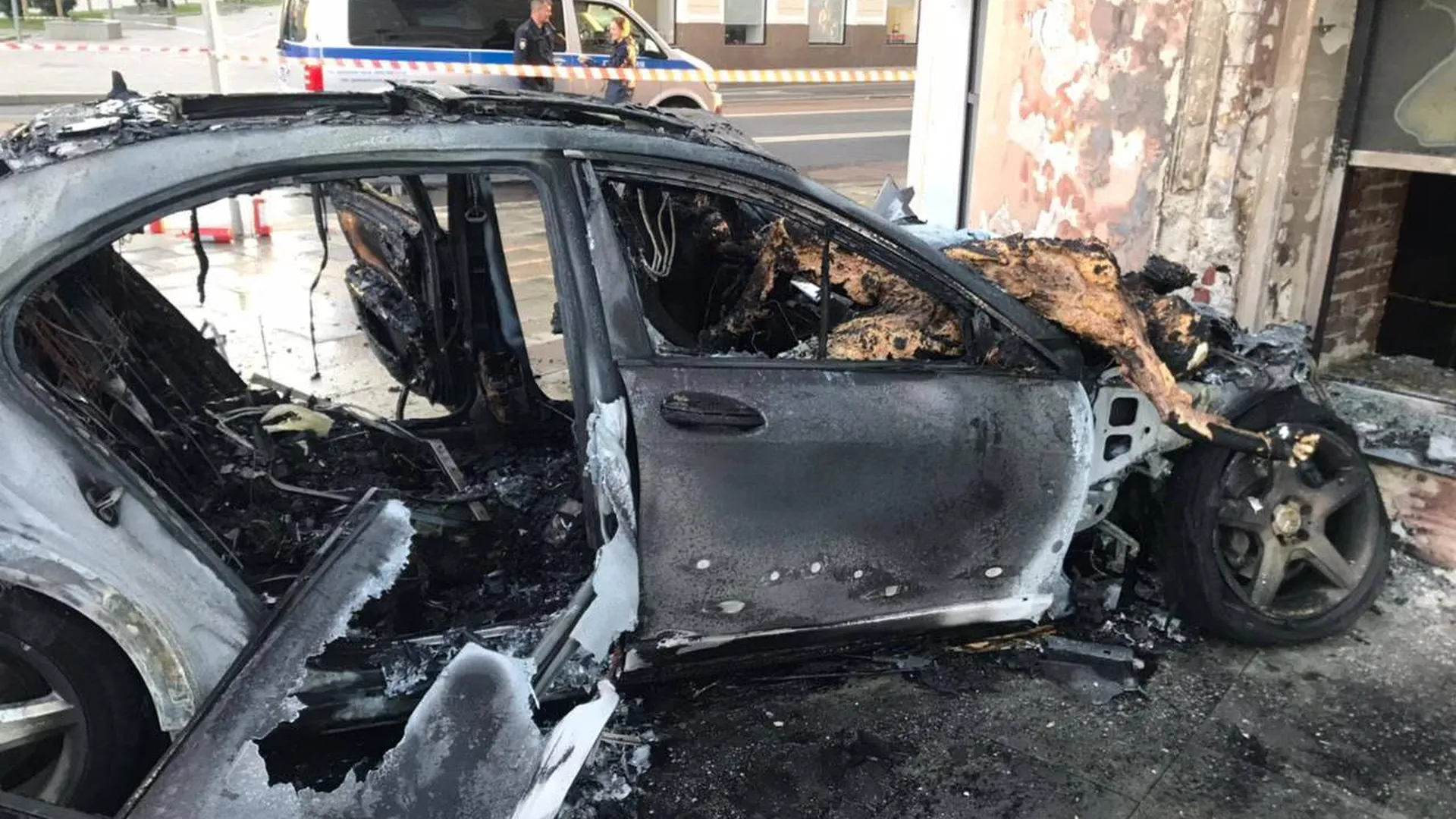 Появилось видео ДТП со сгоревшей иномаркой на Зубовском бульваре