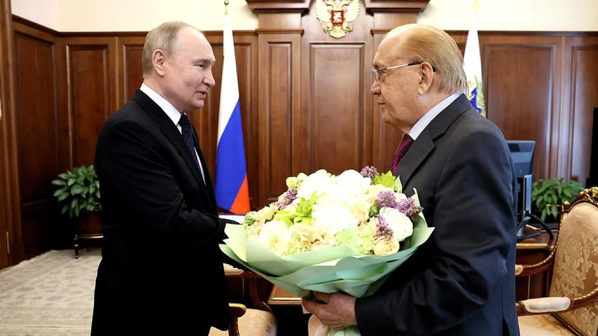 Путин поздравил с 85-летием ректора МГУ Садовничего