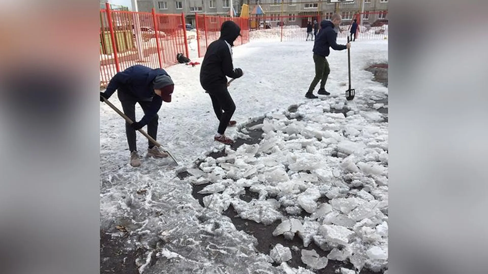 Подростки расчистили спортплощадку вместо коммунальщиков в Павловском Посаде