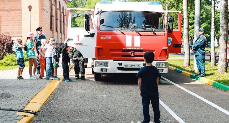 Пожарные провели тренировку по безопасности для школьников в Химках