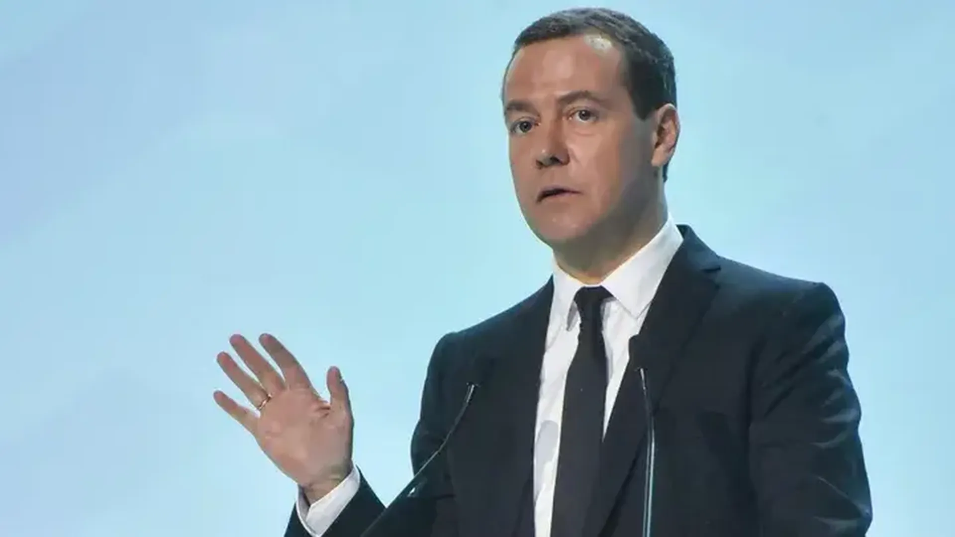 Медведев назвал главу МИД Британии Кэмерона глуповато-радостным мутным британцем