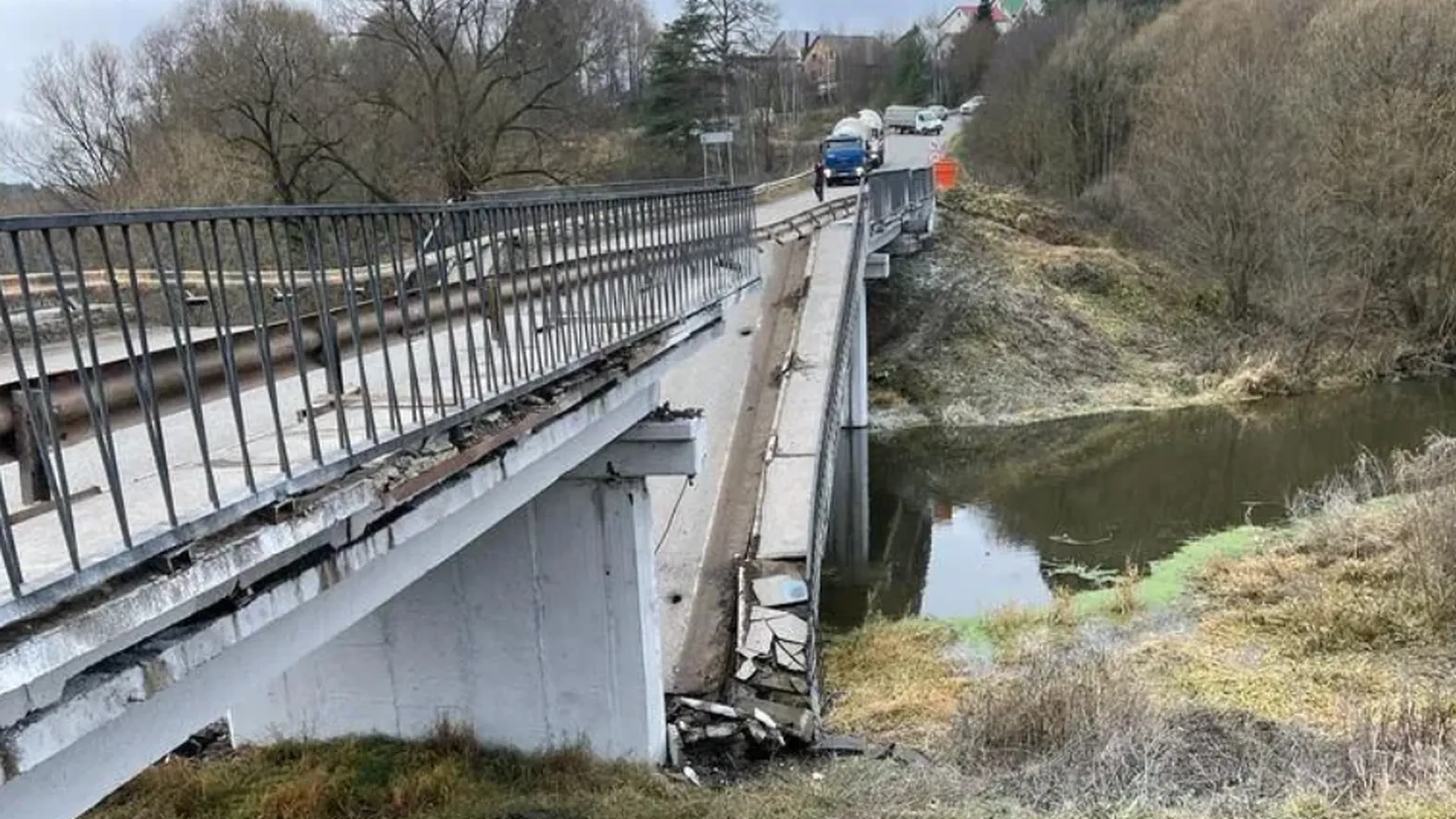 В Подмосковье рухнул мост через реку в Подольском районе