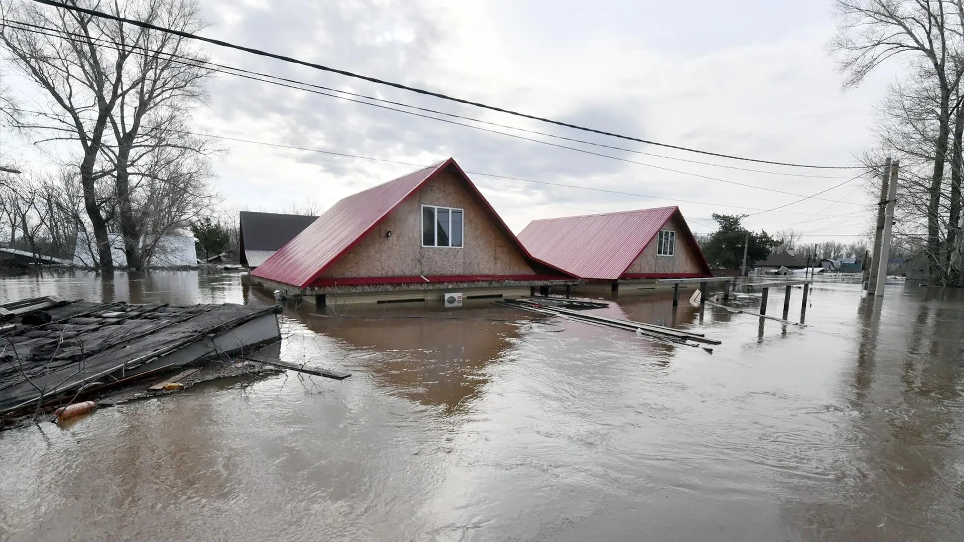 Затопленные дома в Оренбургской области. Фото: Komsomolskaya Pravda