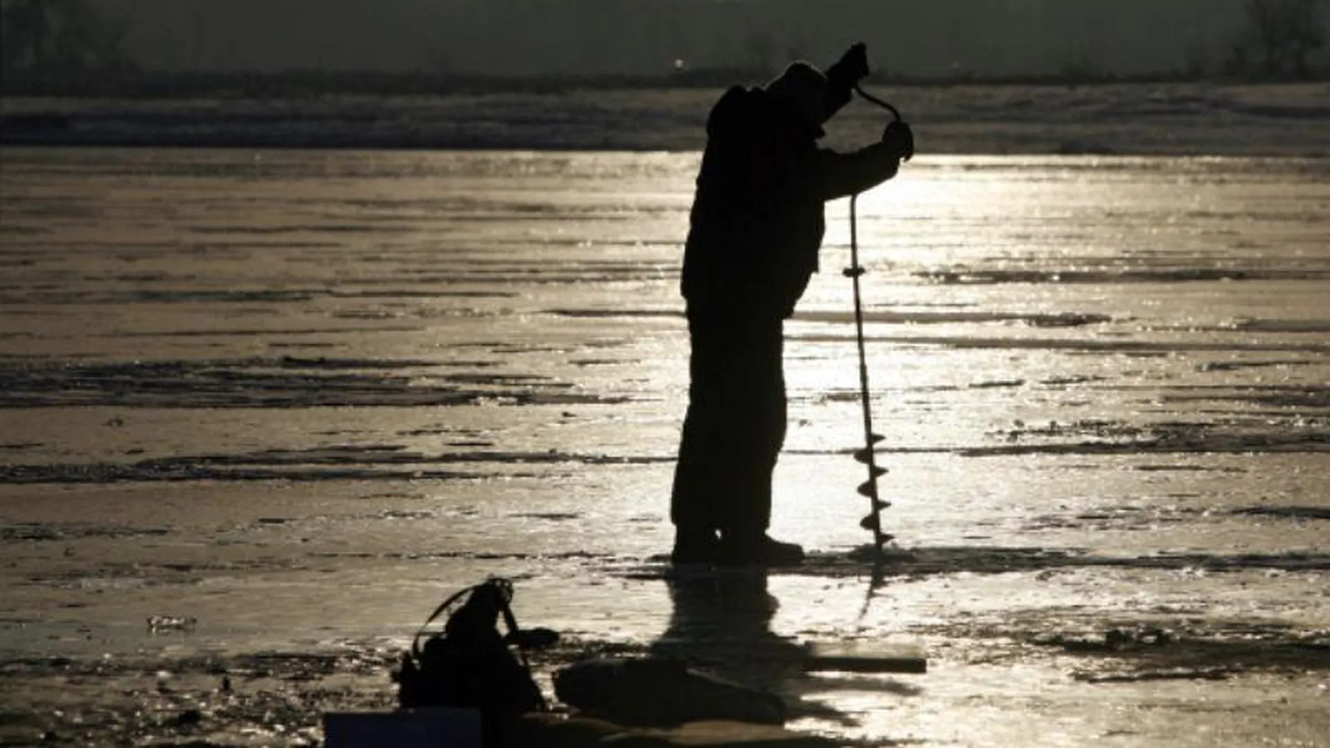 В Кашире рыбака чуть не унесло на отколовшейся льдине