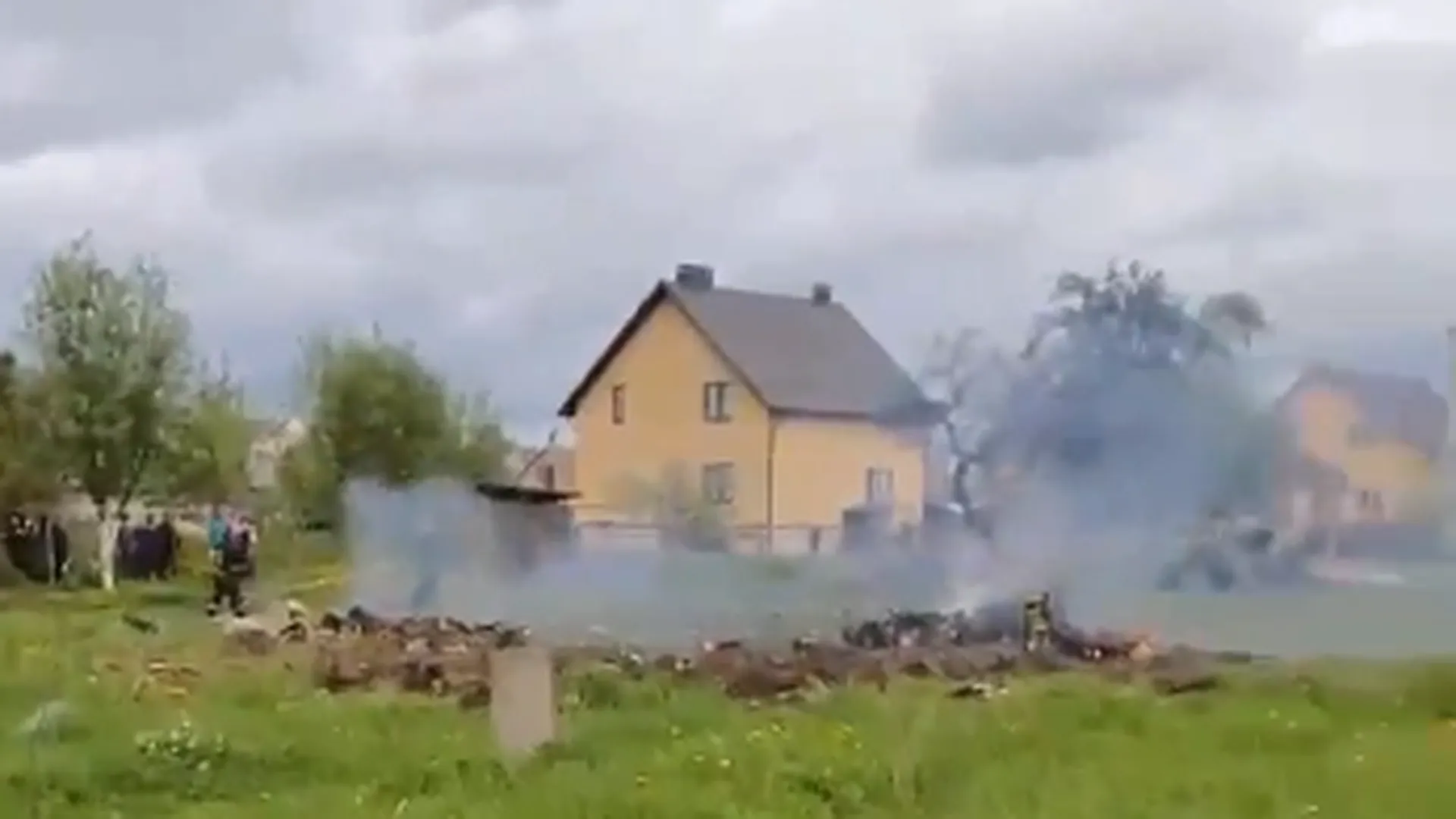 Военный самолет врезался в жилой дом в Белоруссии. Видео