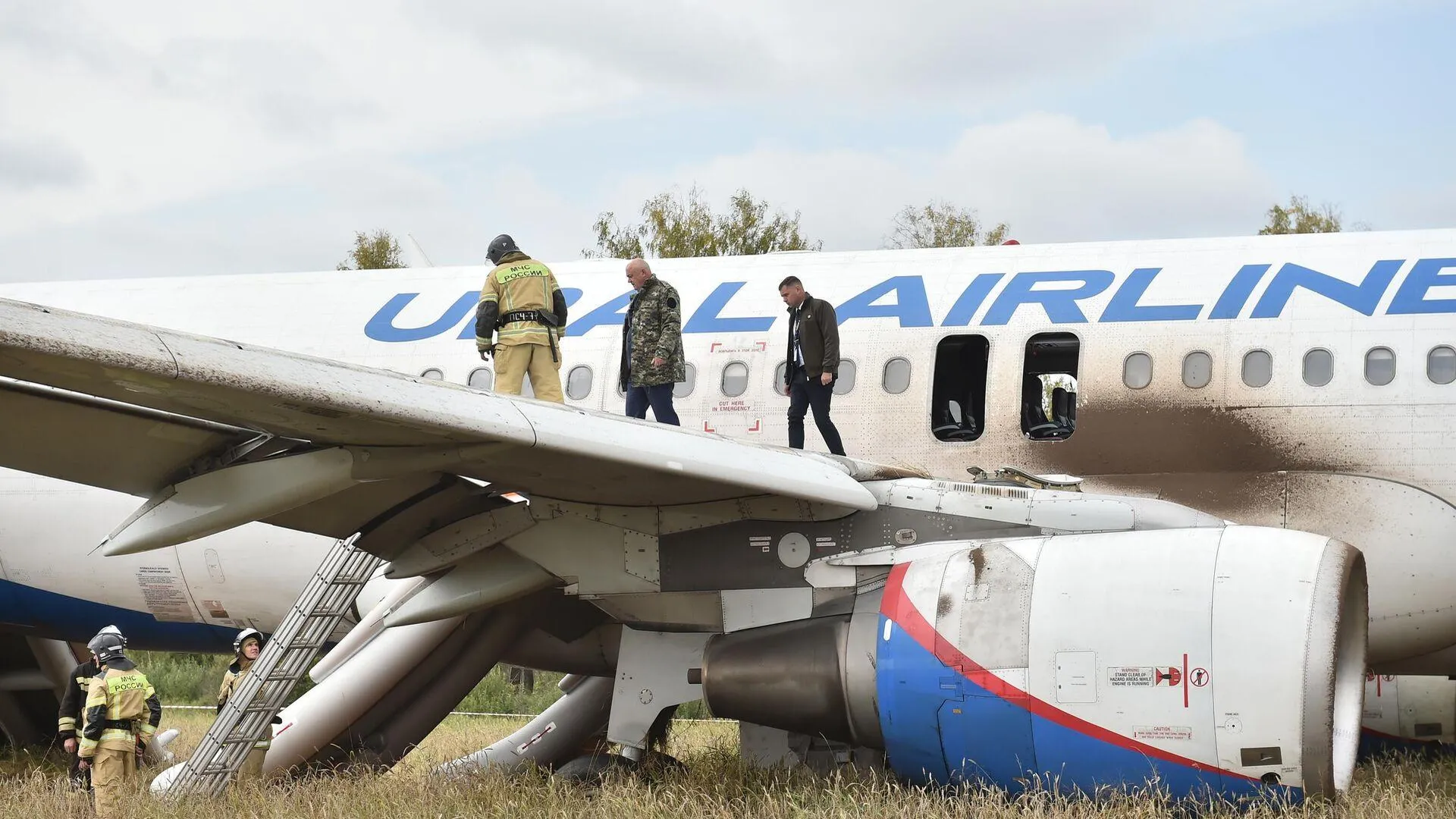 Второй пилот севшего в поле самолета «Уральских авиалиний» заявил, что пока не работает