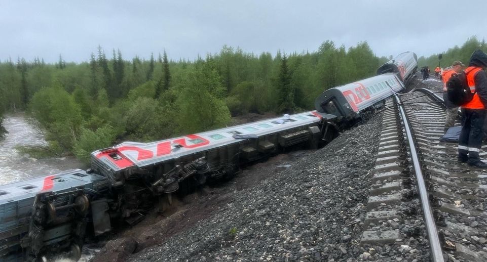 СК подтвердил обнаружение третьего тела в результате схода поезда в Коми
