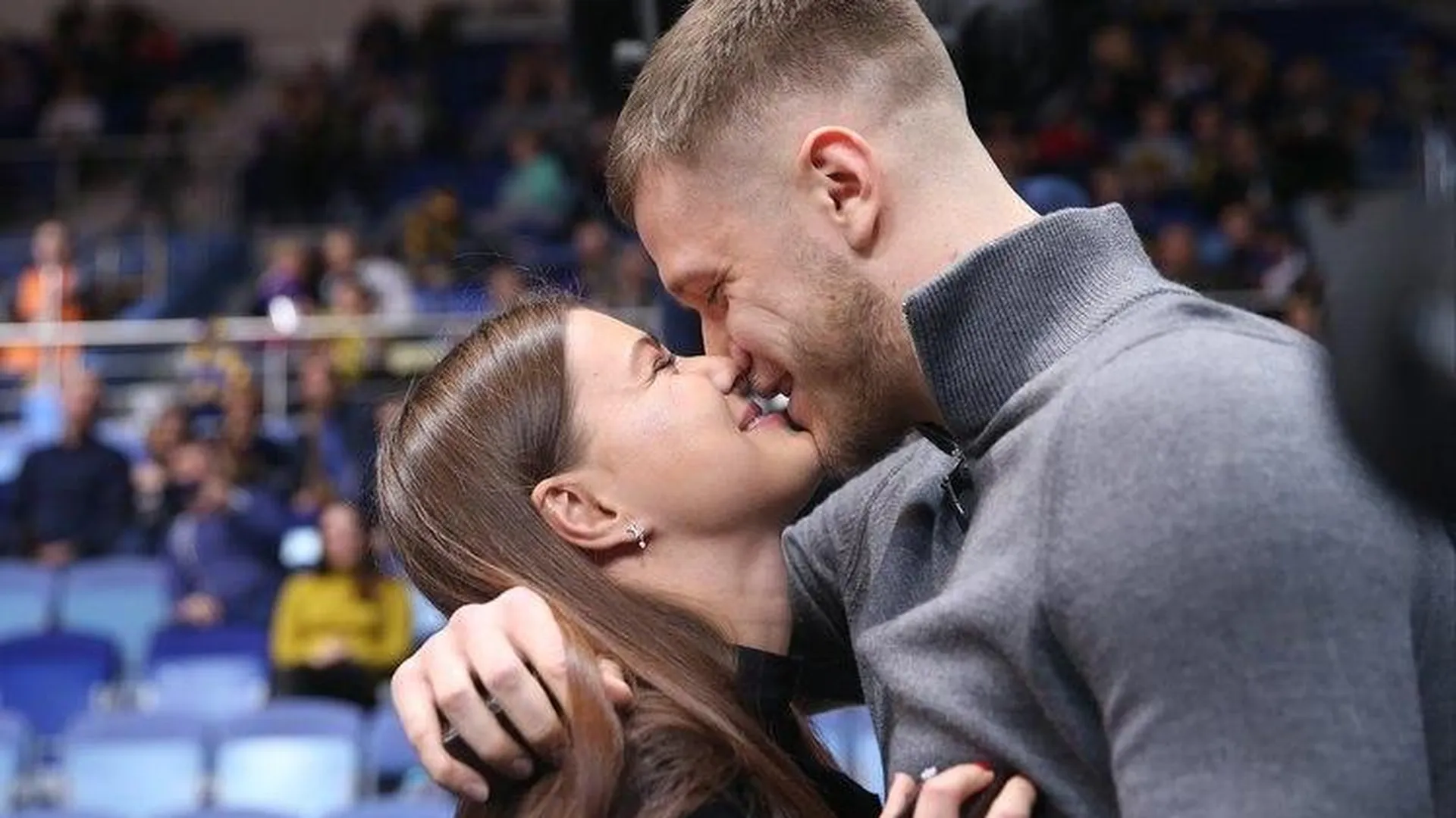 Баскетболист «Химок» сделал предложение своей девушке в перерыве матча