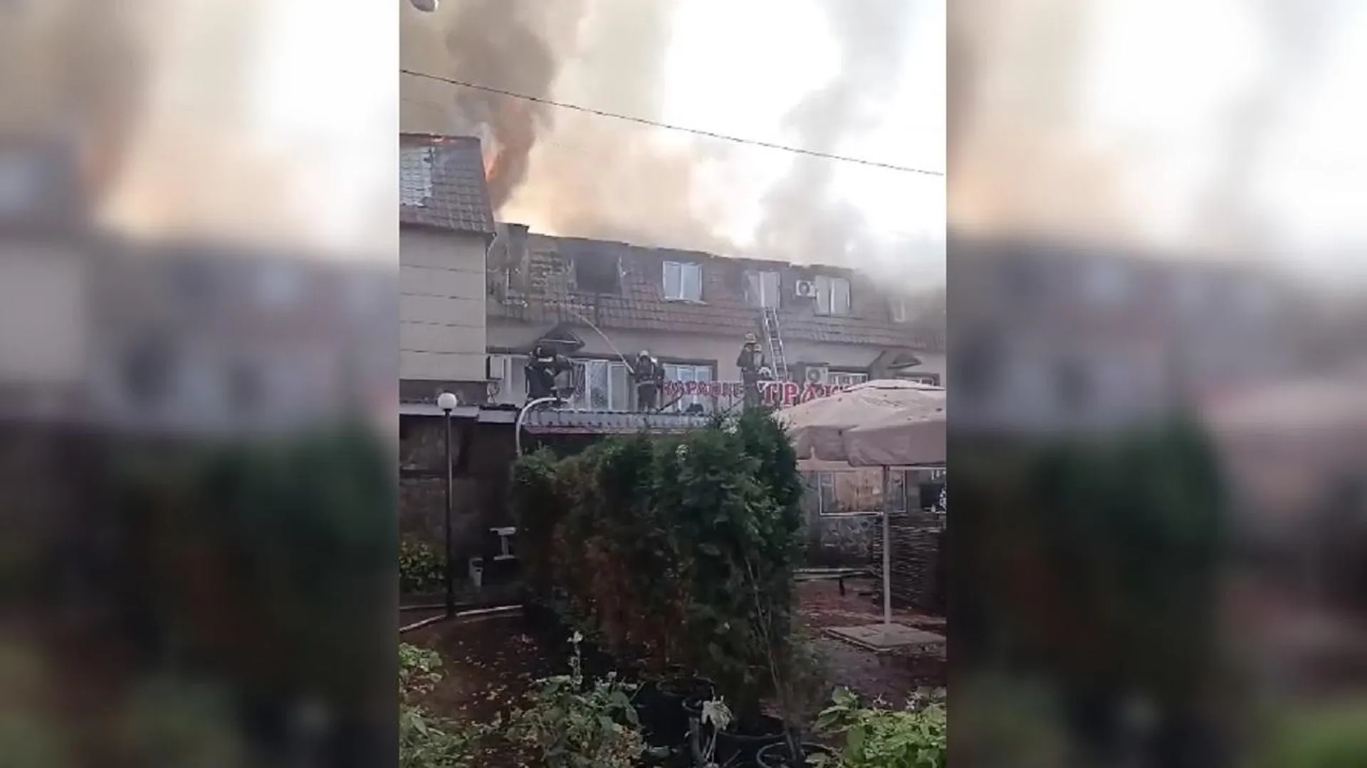 В горящем торгово-офисном здании в Щелково частично обрушился третий этаж
