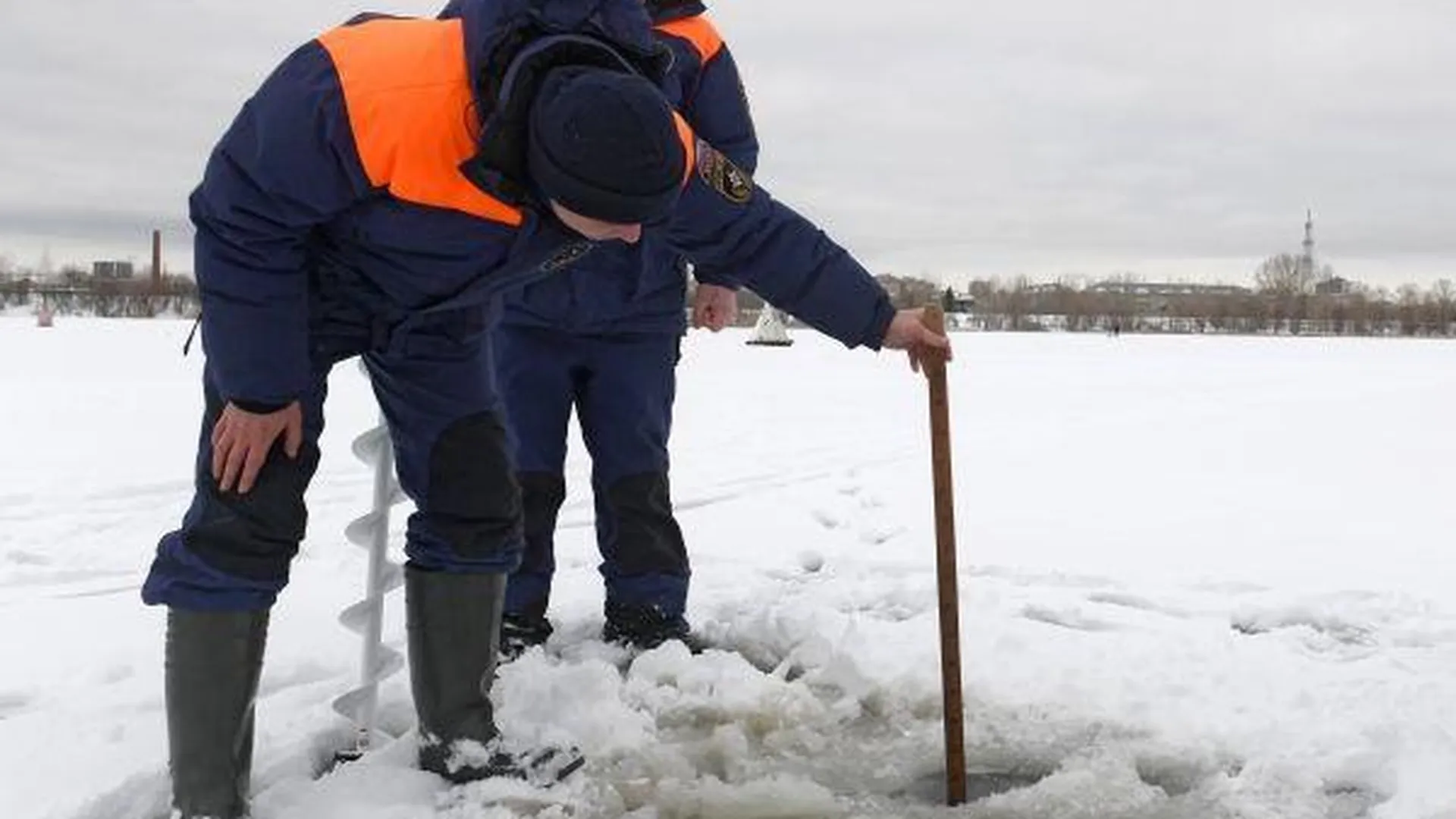 Спасатели выяснили, где самый тонкий лед на подмосковных водоемах