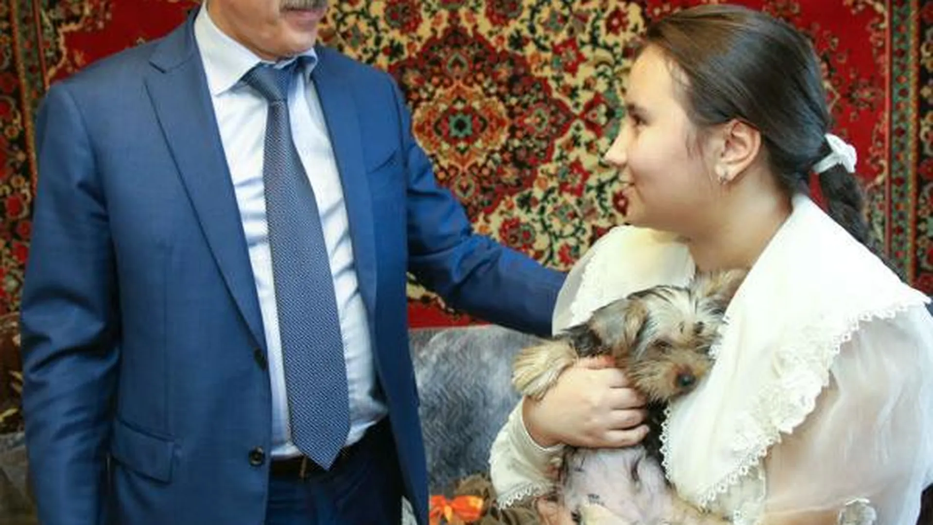 Школьнице из Малаховки подарили щенка от имени президента РФ