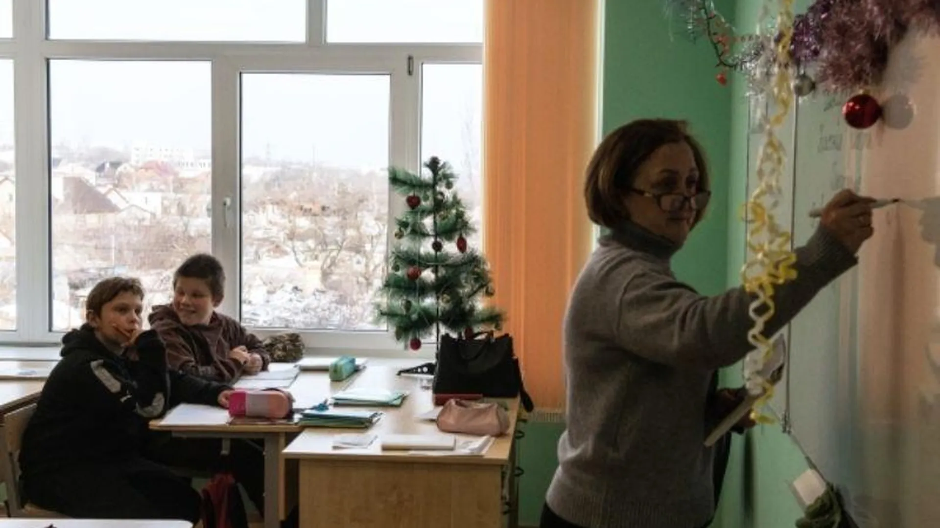 Более чем половину российских учителей не устраивает оплата их труда