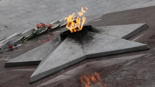Губернатор почтил память солдат, погибших в Великой Отечественной 
